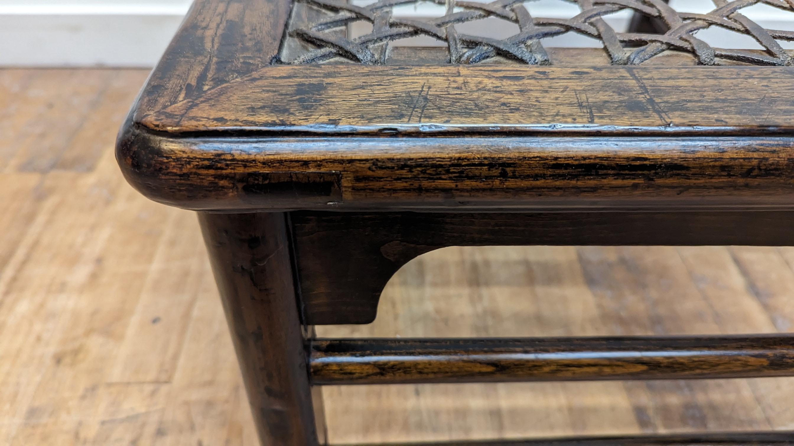 Milieu du XIXe siècle Tabouret ancien en Hyde tissé en vente
