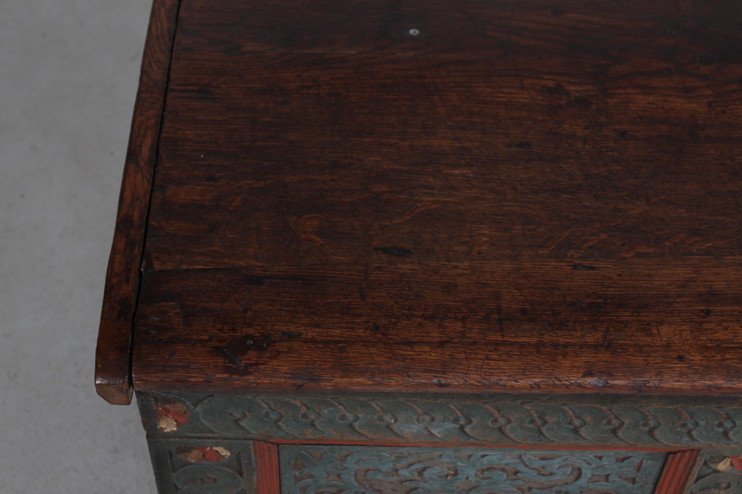 Dipinto a mano Antico cassettone in Oak con intagli in Wood e pittura a mano, inizio XIX secolo in vendita