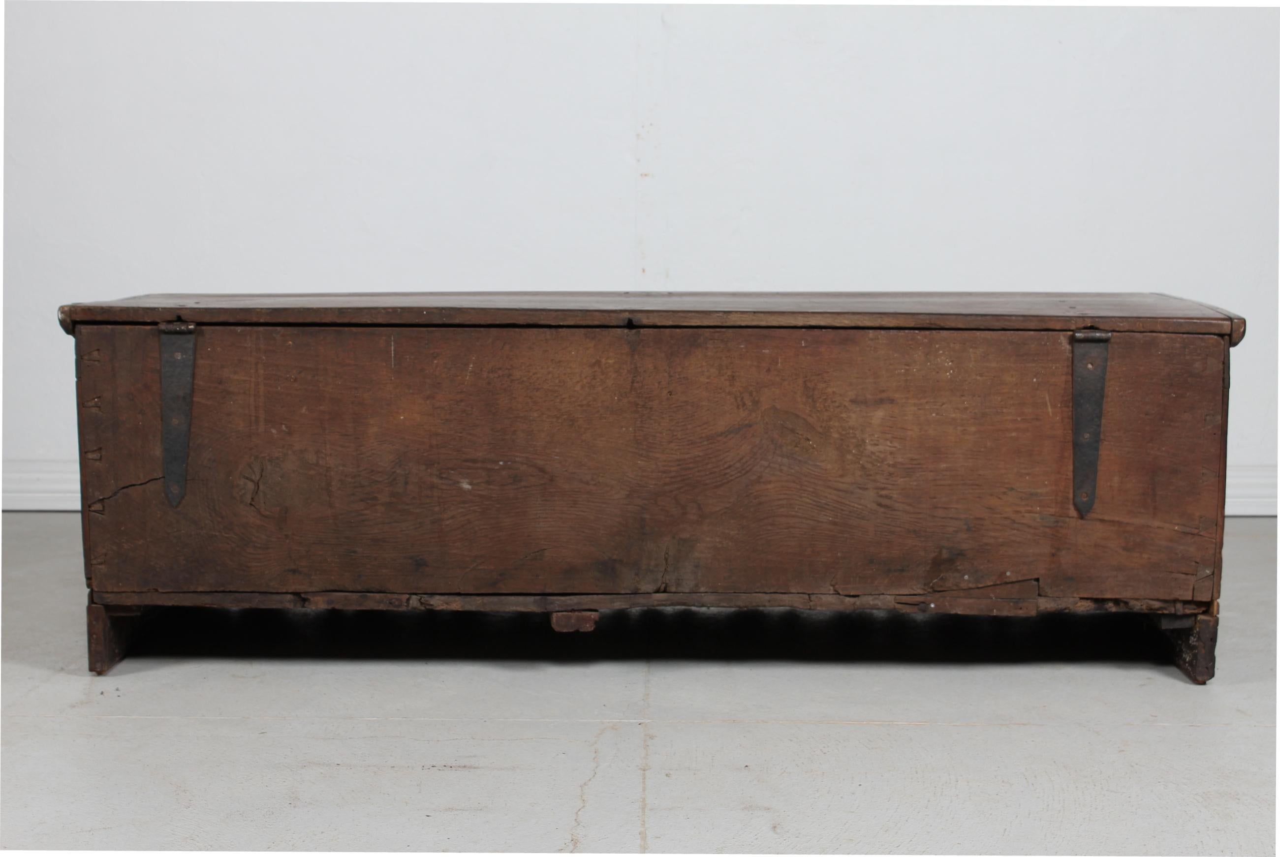 Antico cassettone in Oak con intagli in Wood e pittura a mano, inizio XIX secolo in vendita 2