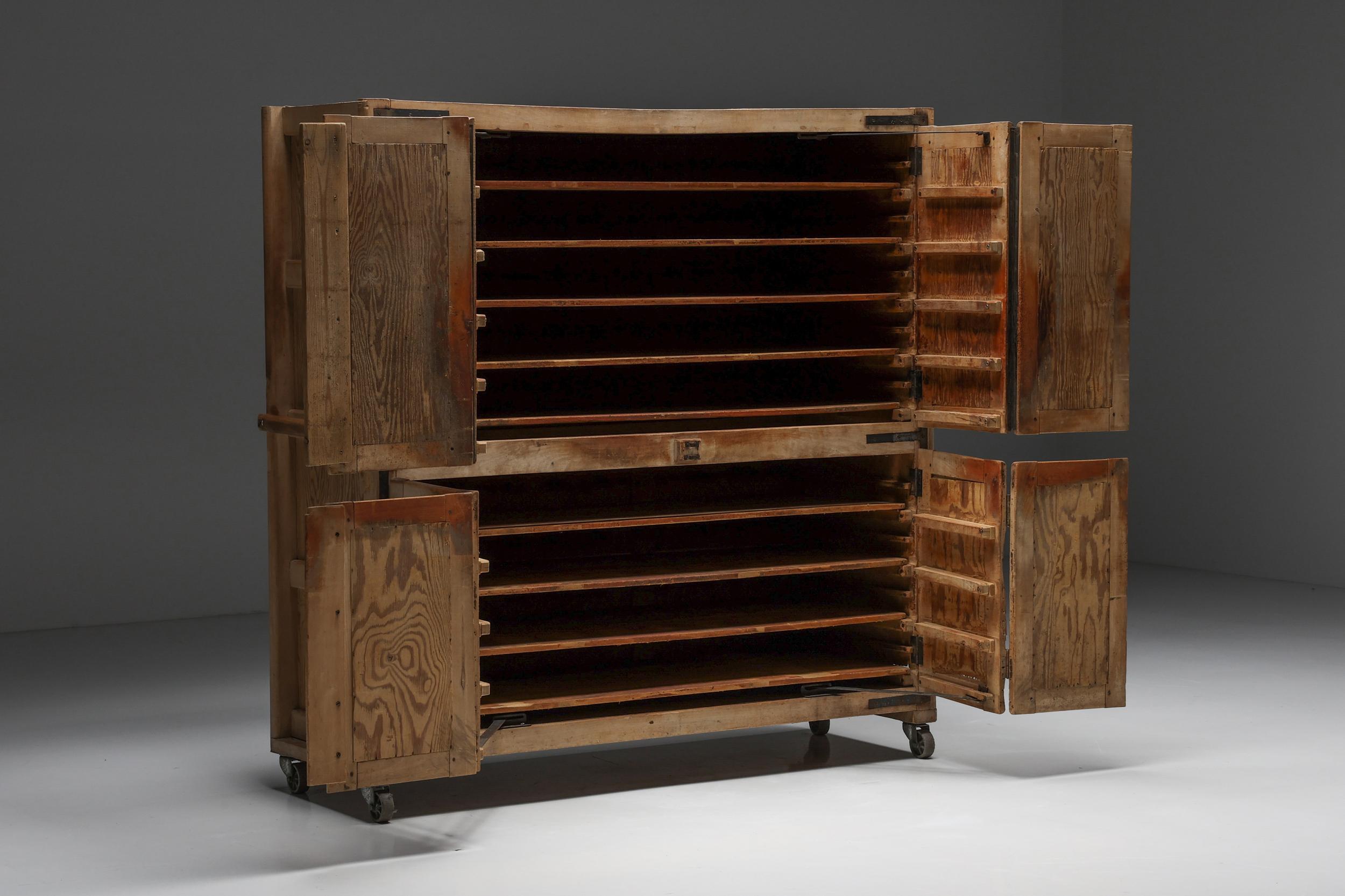 Antique Storage Piece in Oak, Early 20th Century In Good Condition For Sale In Antwerp, BE