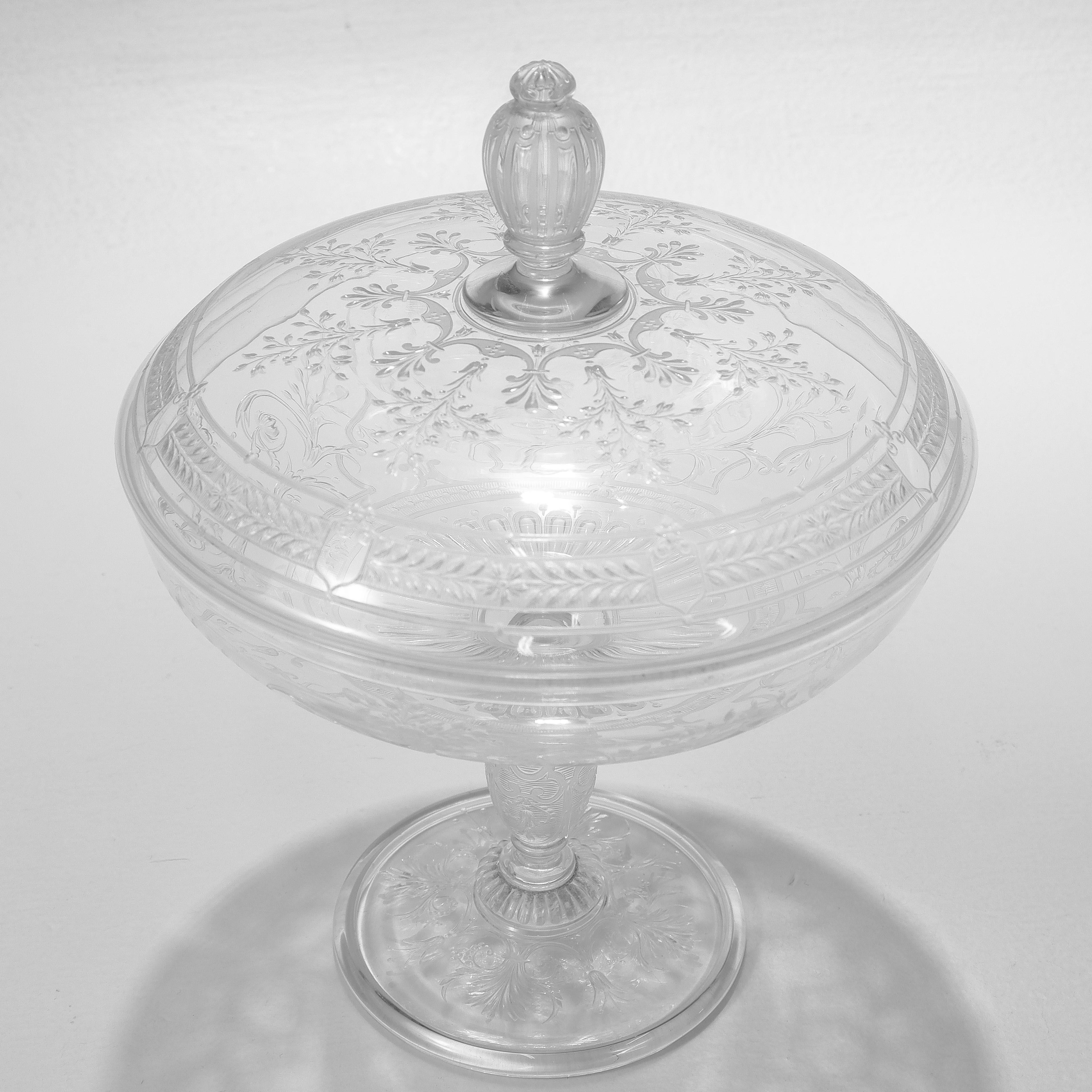 Antike Kompottschale oder Tazza mit Deckel aus geätztem und graviertem Glas, Stourbridge (20. Jahrhundert) im Angebot