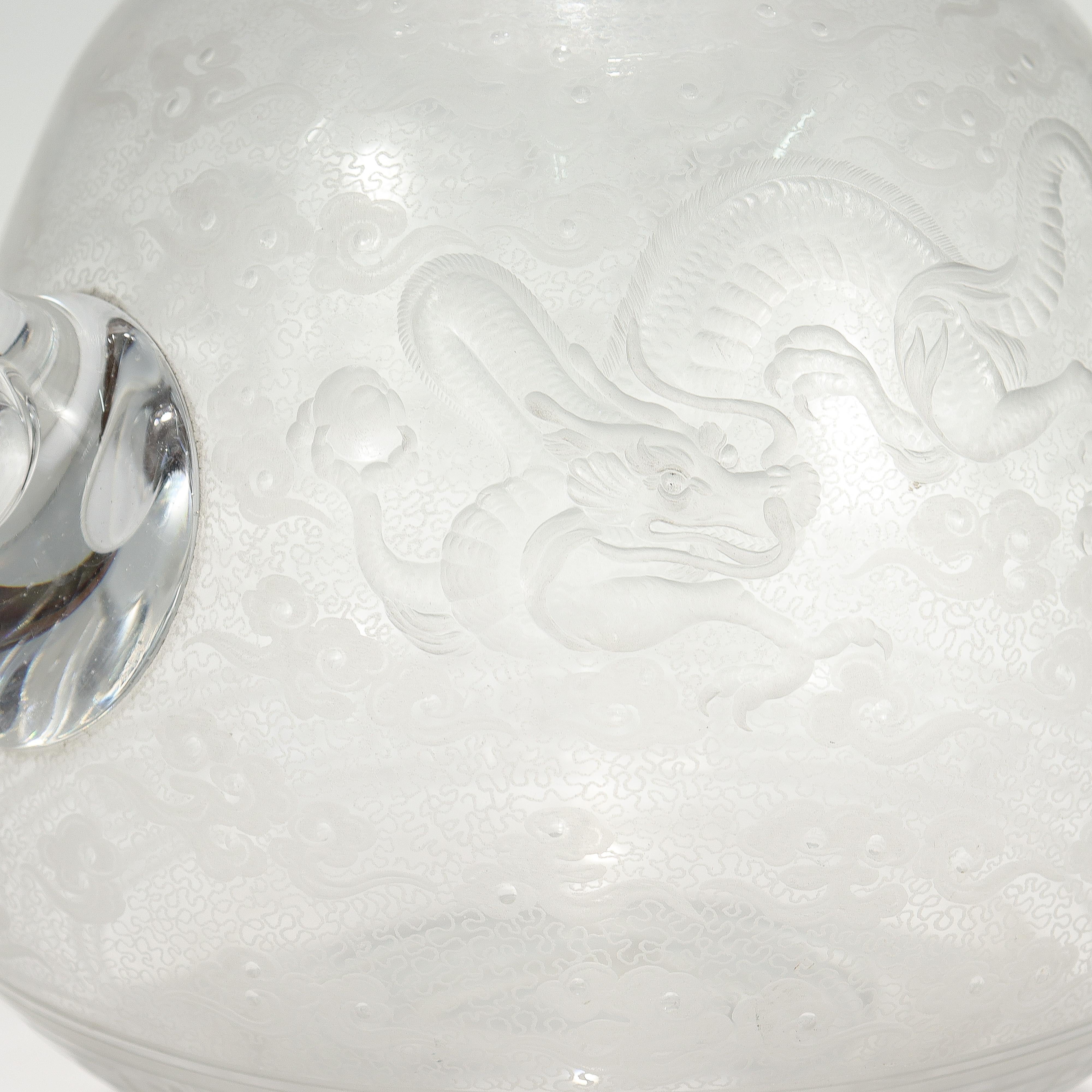 Ancien pichet en verre gravé avec dragons chinois attribué à Stourbridge en vente 5
