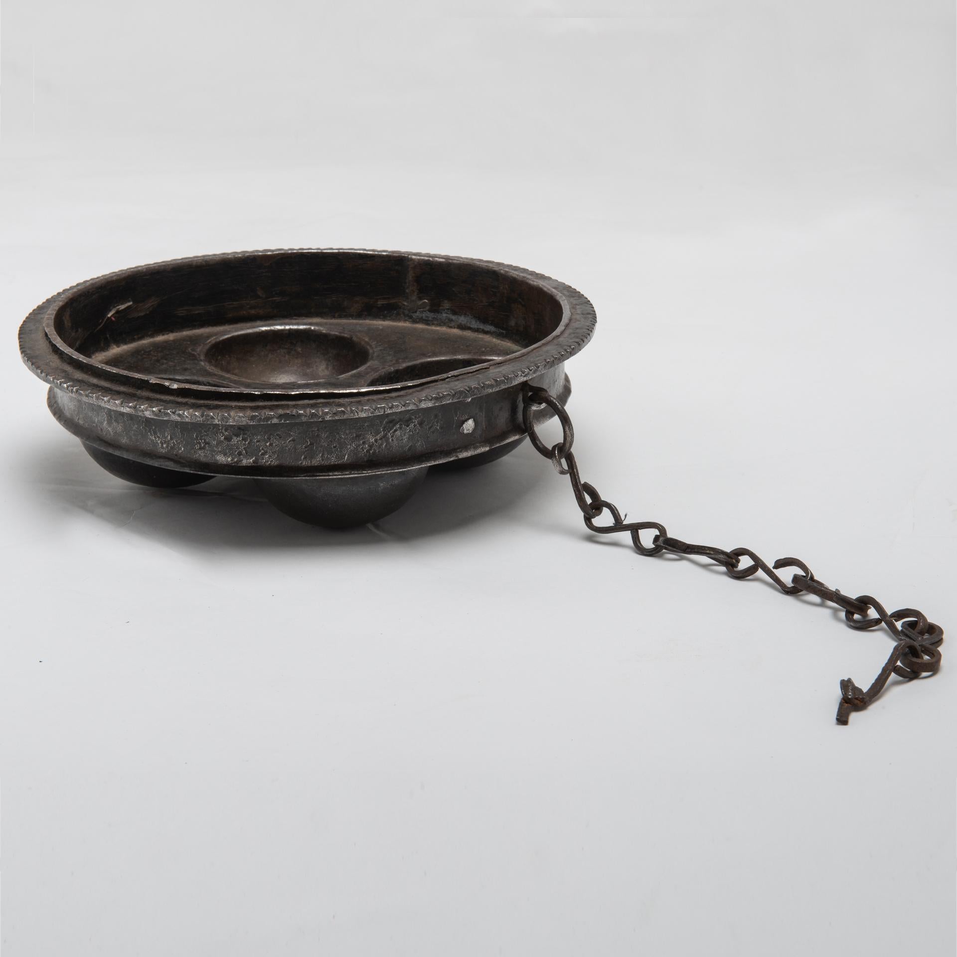Antique Strange Iron Pot with Chain In Excellent Condition For Sale In Alessandria, Piemonte