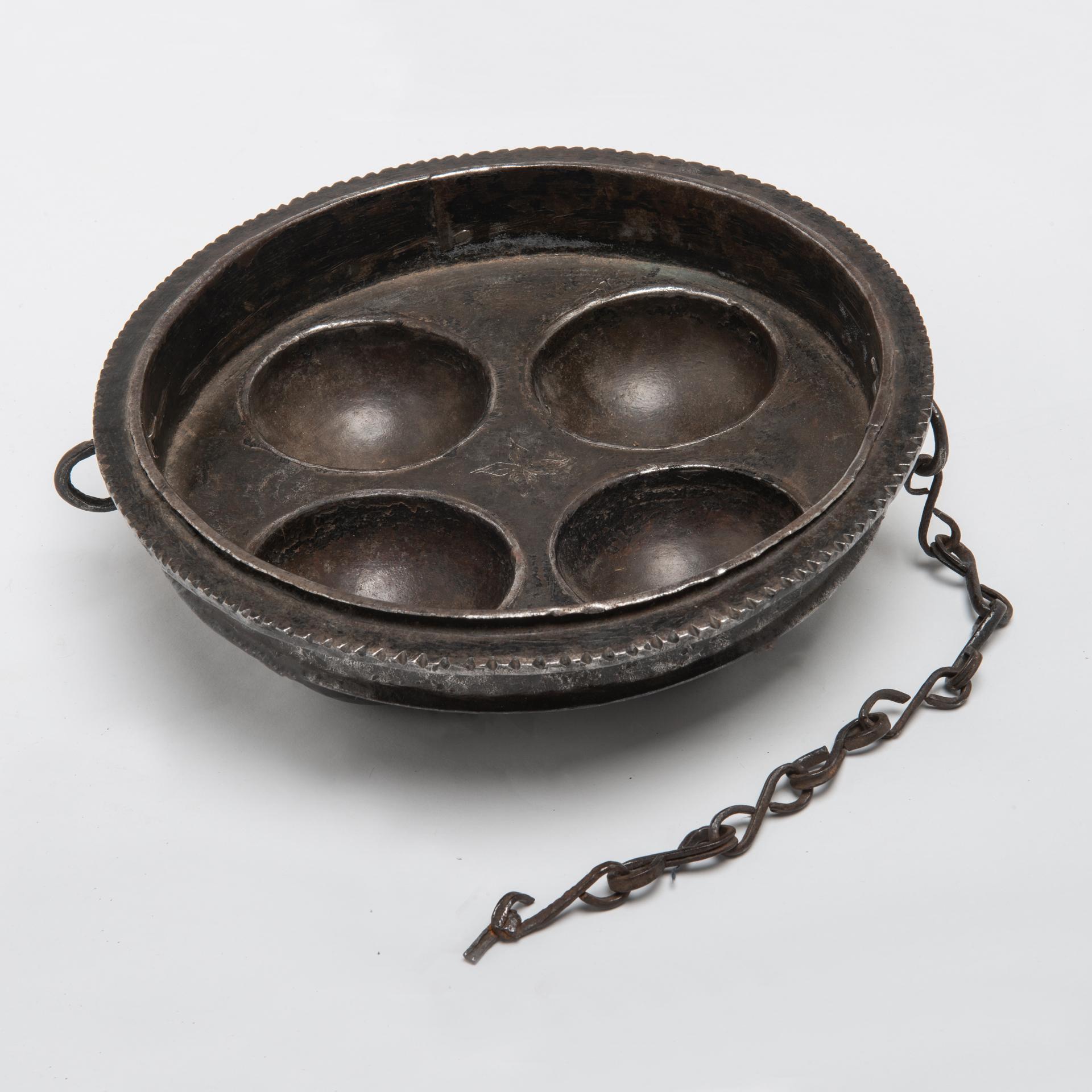 Antike seltsame Eisenkanne mit Kette (19. Jahrhundert) im Angebot