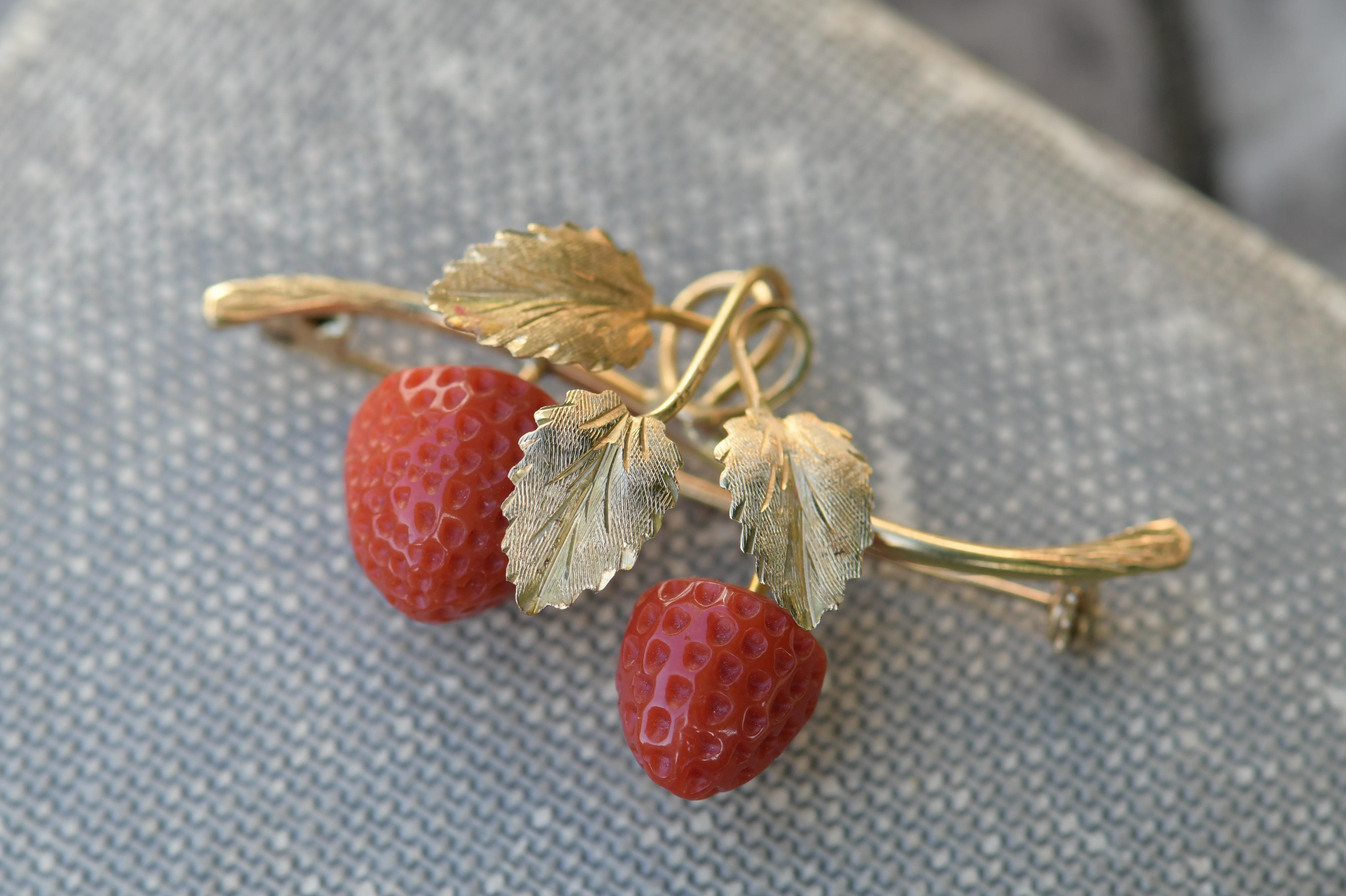 This very fine and sweet antique strawberry brooch has been crafted in 18 ct yellow gold, It was carefully handmade - one of a kind.

The plant is ornamented with carved red fine quality coral strawberries. hallmarked 750 on the back.

Excellent