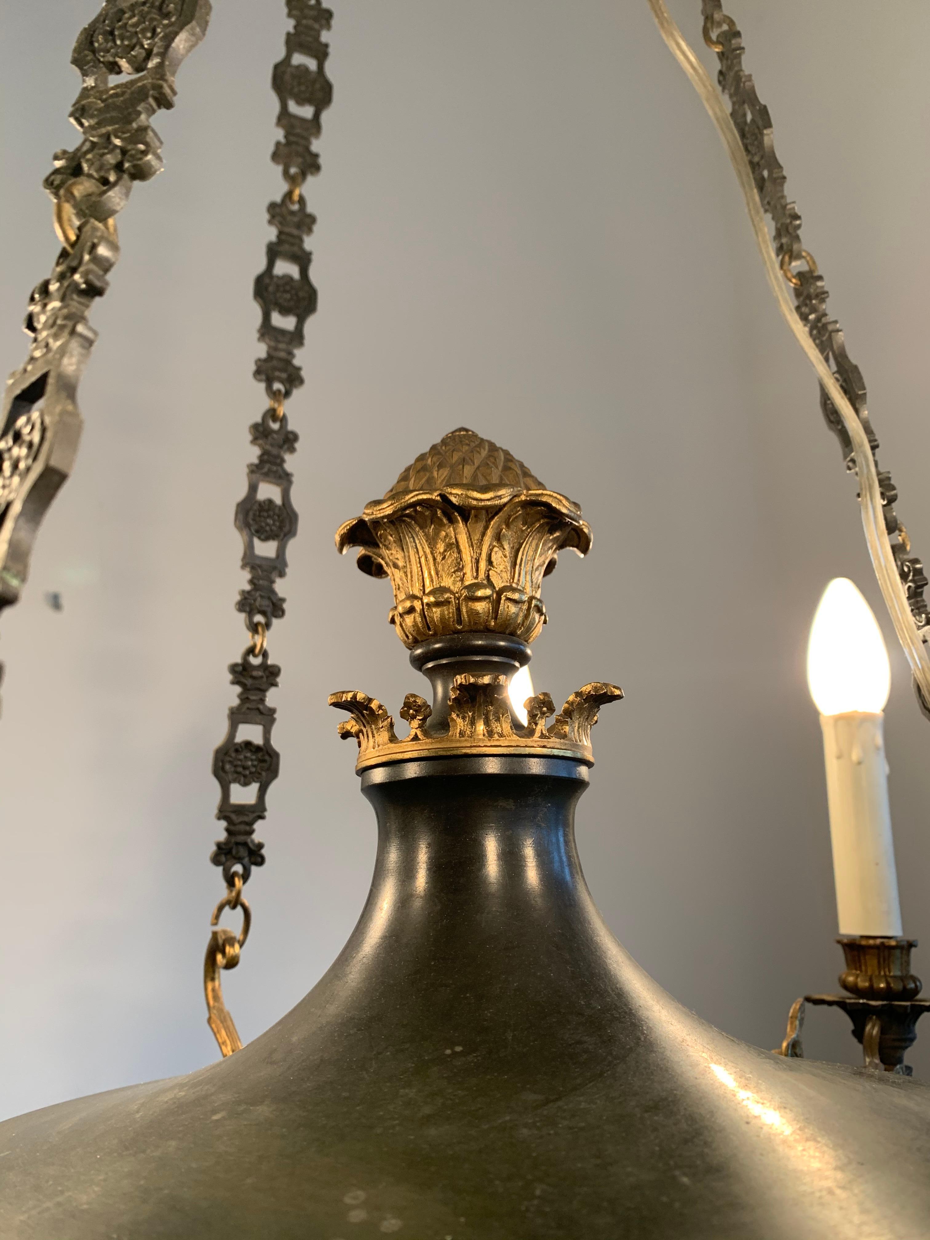 Lustre à suspension ancien et saisissant de style néo-empire en bronze doré avec sculptures de cygnes en vente 3