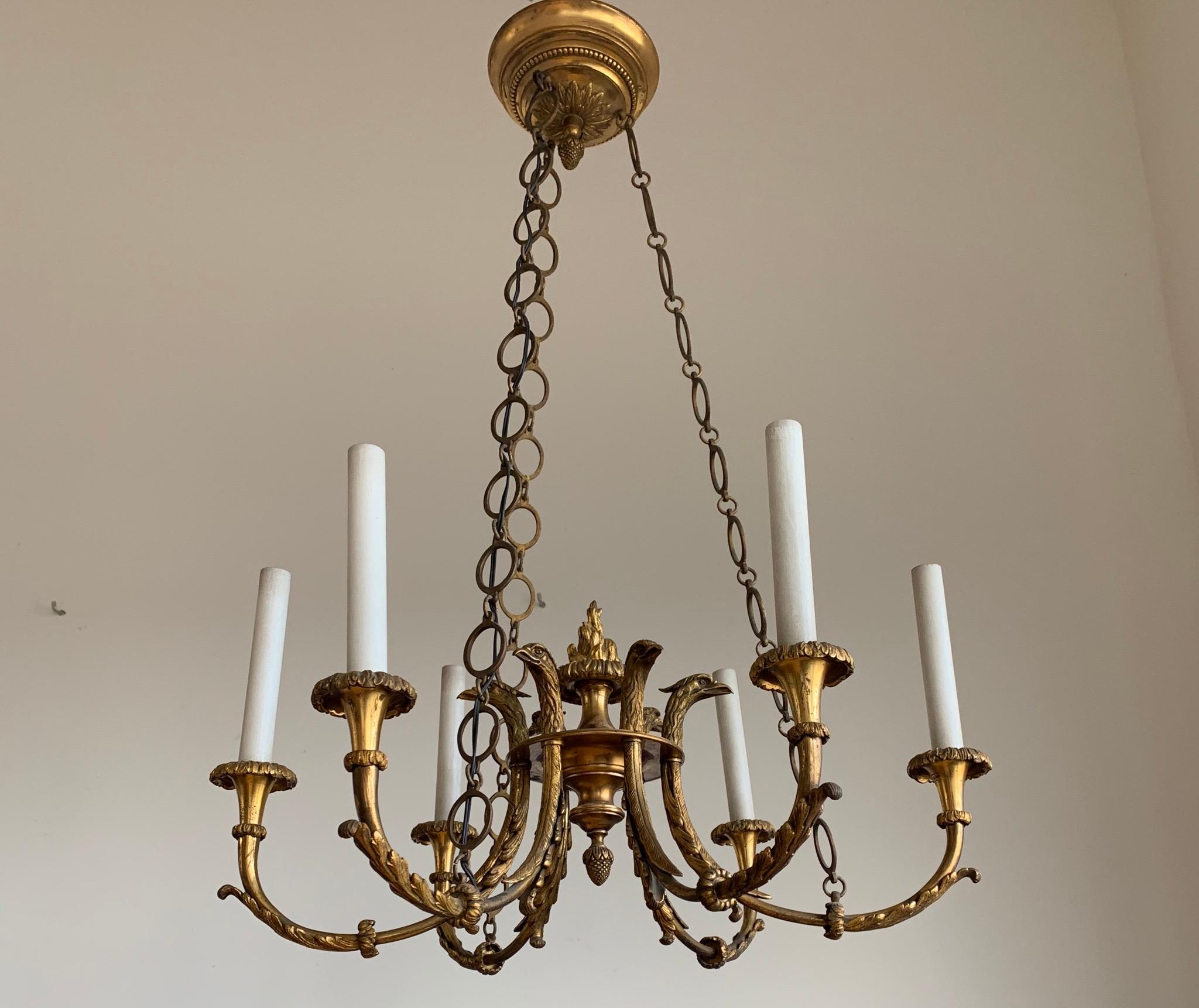 Fait main Antique & Striking Empire Revival Gilt Bronze Pendant Light w. Sculptures d'aigle en vente