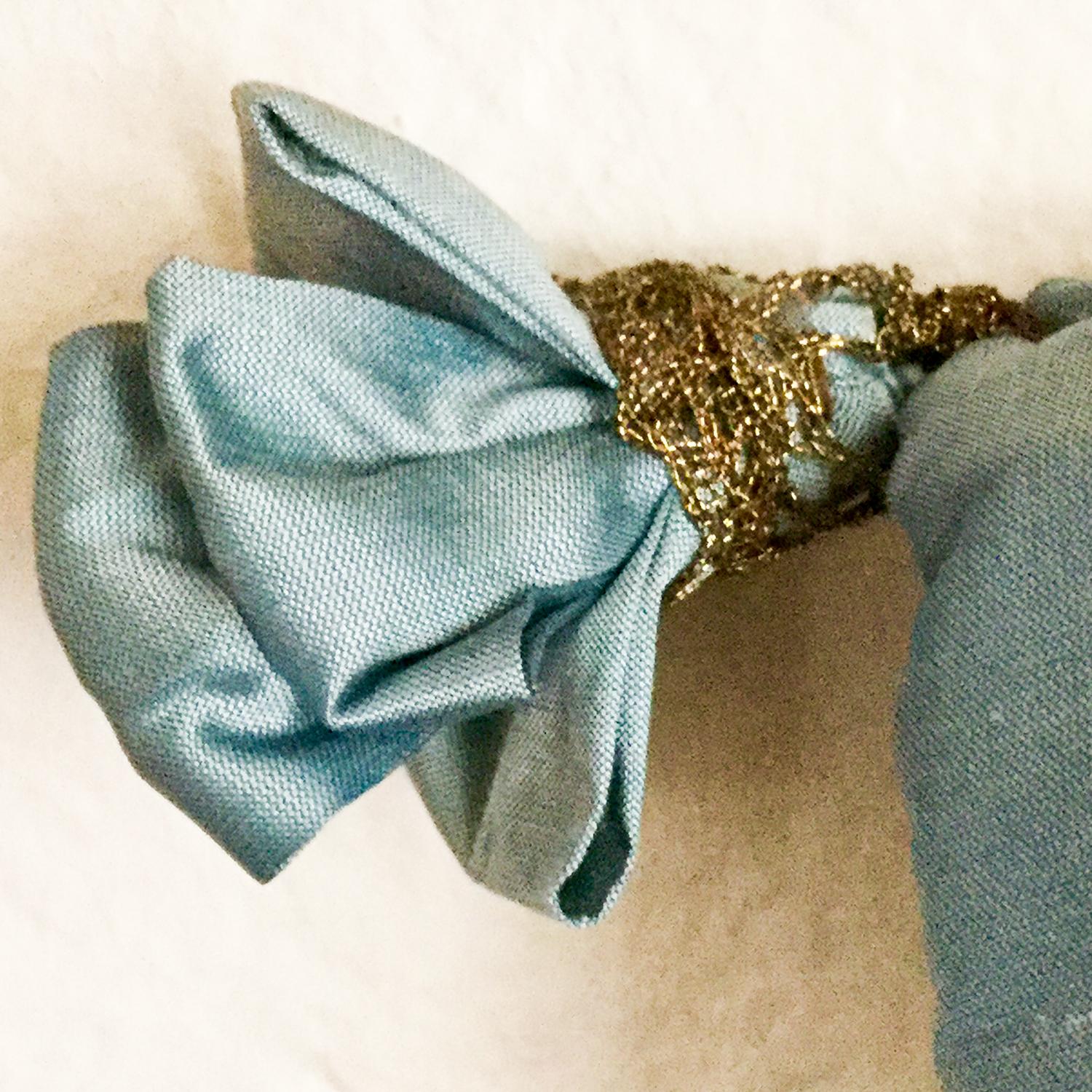 Barocco Cuscino antico in pizzo e ricamo a righe con nappe di Eleganza Italiana