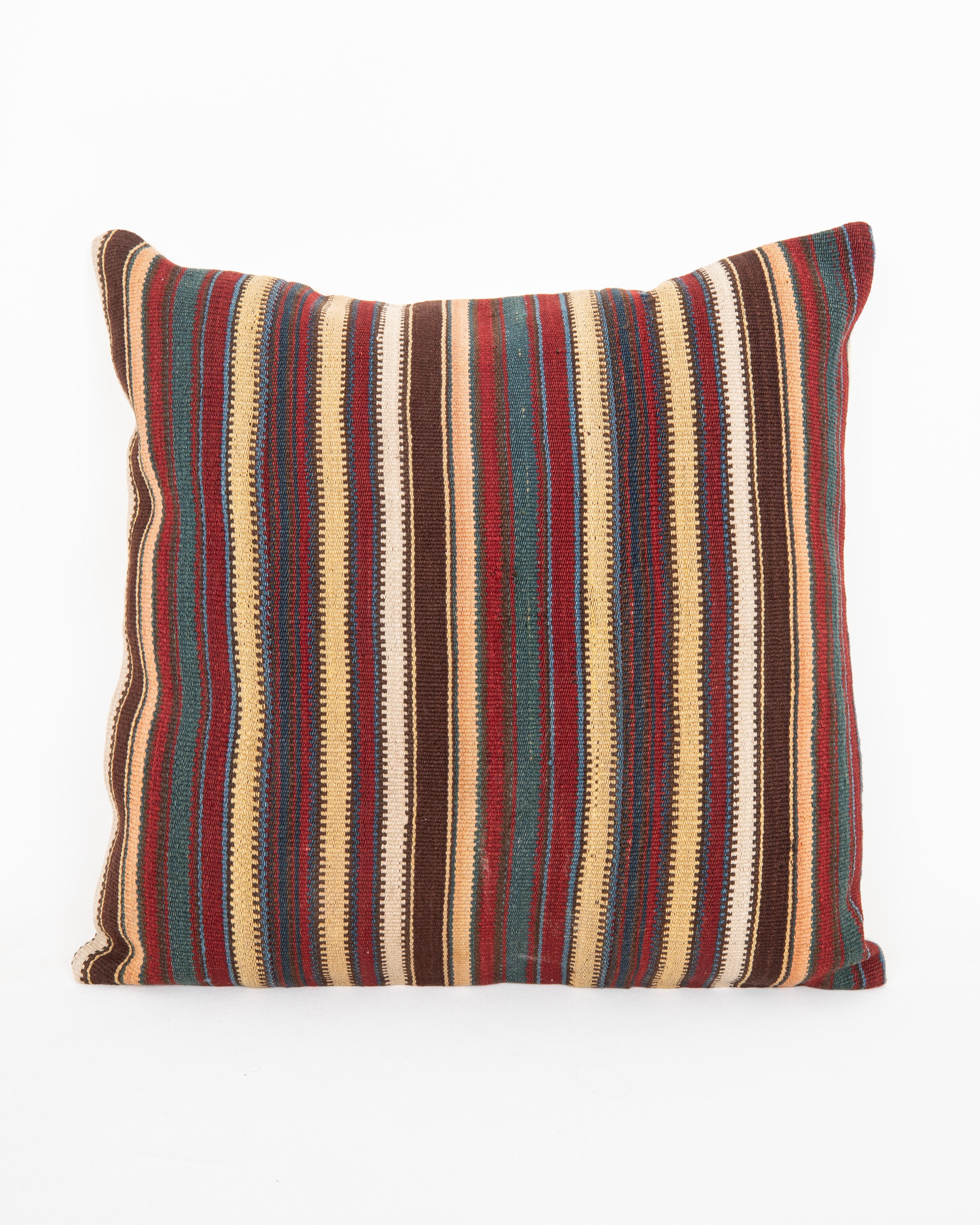 
Cuscino antico in lana Jajim / kilim a righe, Caucaso

Non viene fornito con un inserto.
Tessuto vintage intrecciato a mano sul retro.
Chiusura a cerniera.
Si consiglia il lavaggio a secco.



