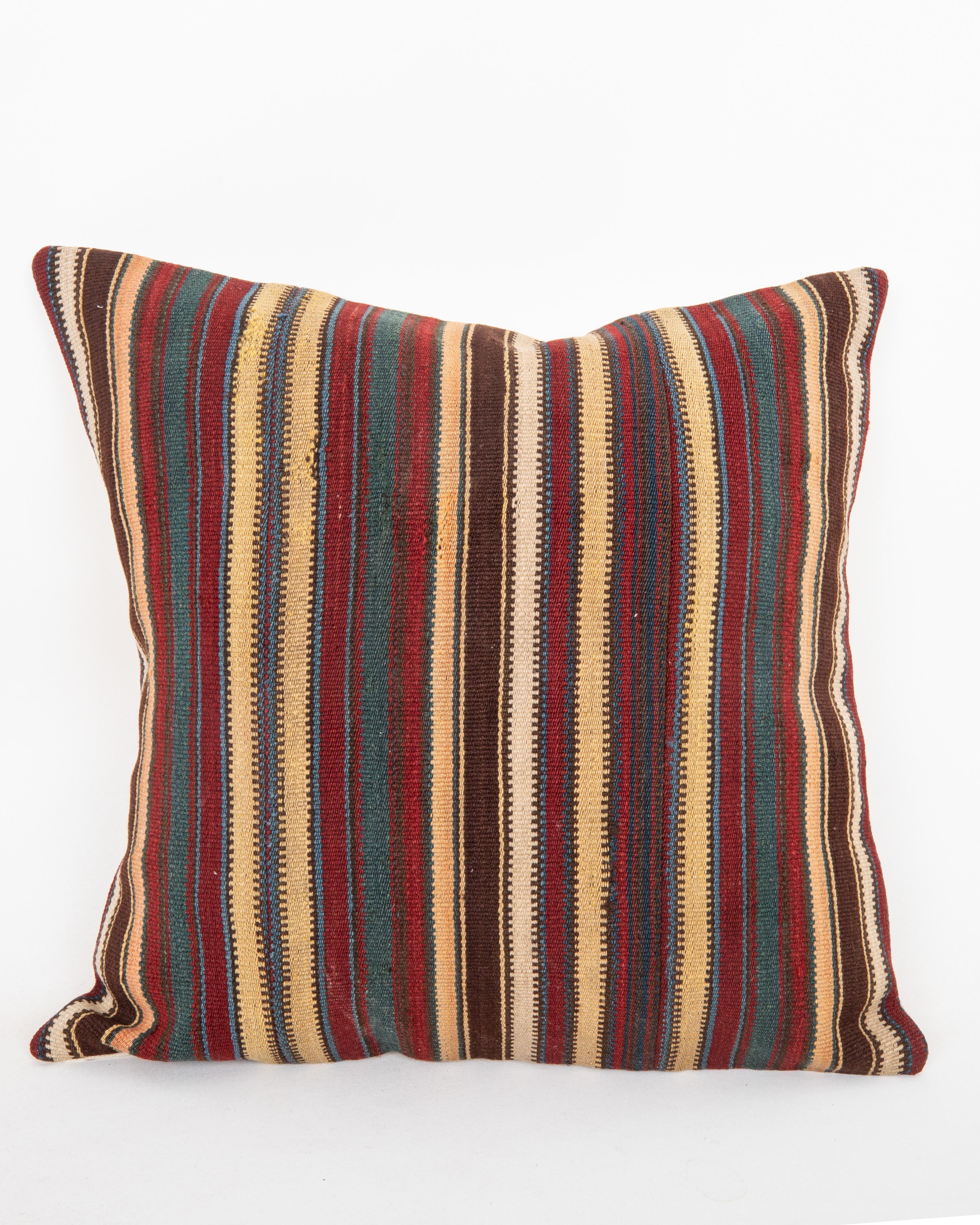 
Cuscino antico in lana Jajim / kilim a righe, Caucaso

Non viene fornito con un inserto.
Tessuto vintage intrecciato a mano sul retro.
Chiusura a cerniera.
Si consiglia il lavaggio a secco.

