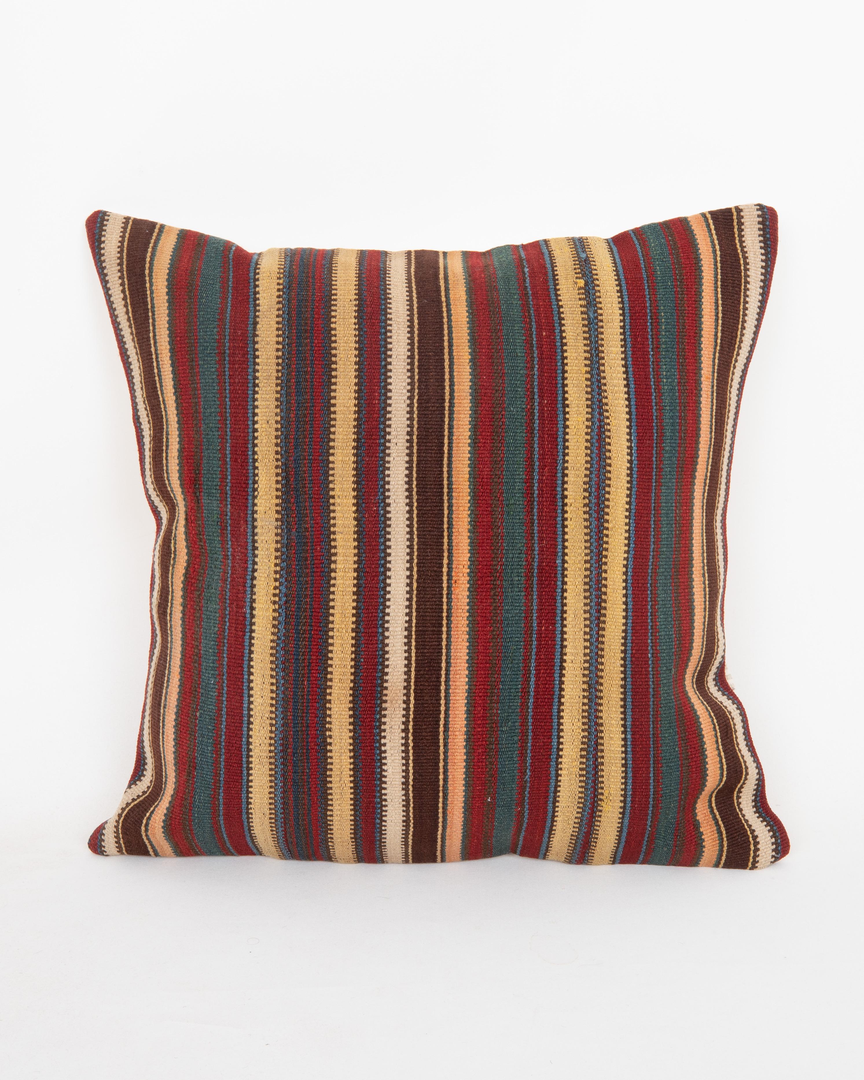 
Cuscino antico in lana Jajim / kilim a righe, Caucaso
Non viene fornito con un inserto.
Tessuto vintage intrecciato a mano sul retro.
Chiusura a cerniera.
Si consiglia il lavaggio a secco.
