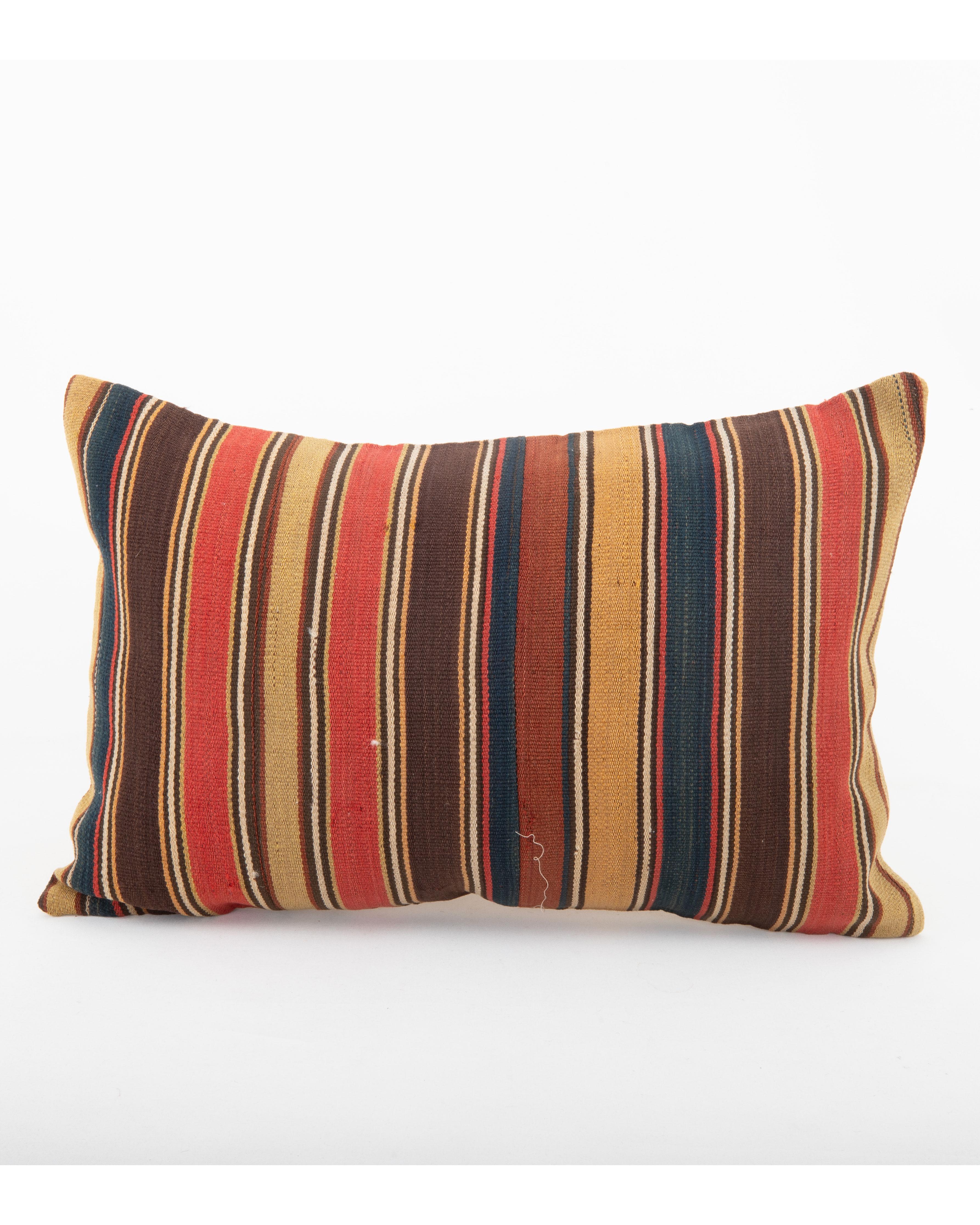 No viene con inserto.
Tejido Vintage a mano en la espalda.
Cierre de cremallera.
Se recomienda limpieza en seco.
