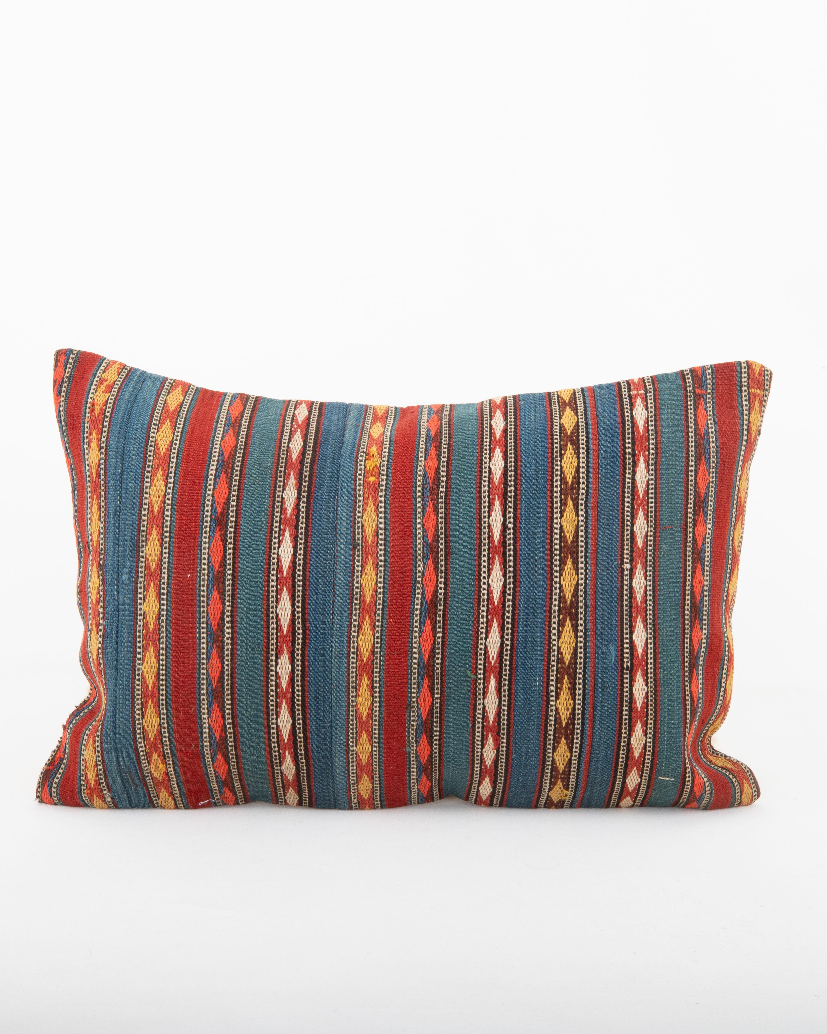 Il n'est pas livré avec un insert.
Tissu Vintage tissé à la main dans le dos.
Fermeture à glissière.
Nettoyage à sec recommandé.
