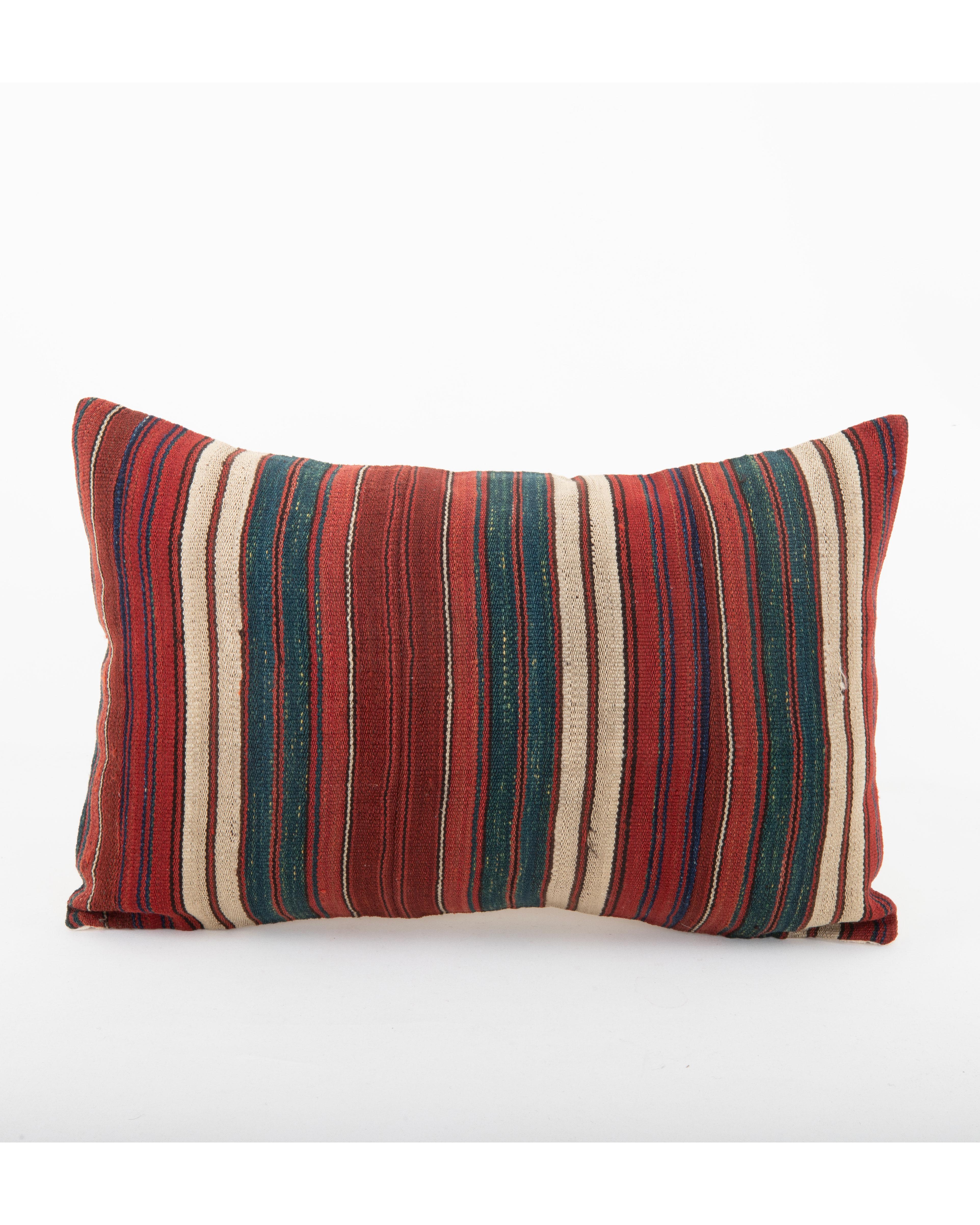 No viene con inserto.
Tejido Vintage a mano en la espalda.
Cierre de cremallera.
Se recomienda limpieza en seco.
