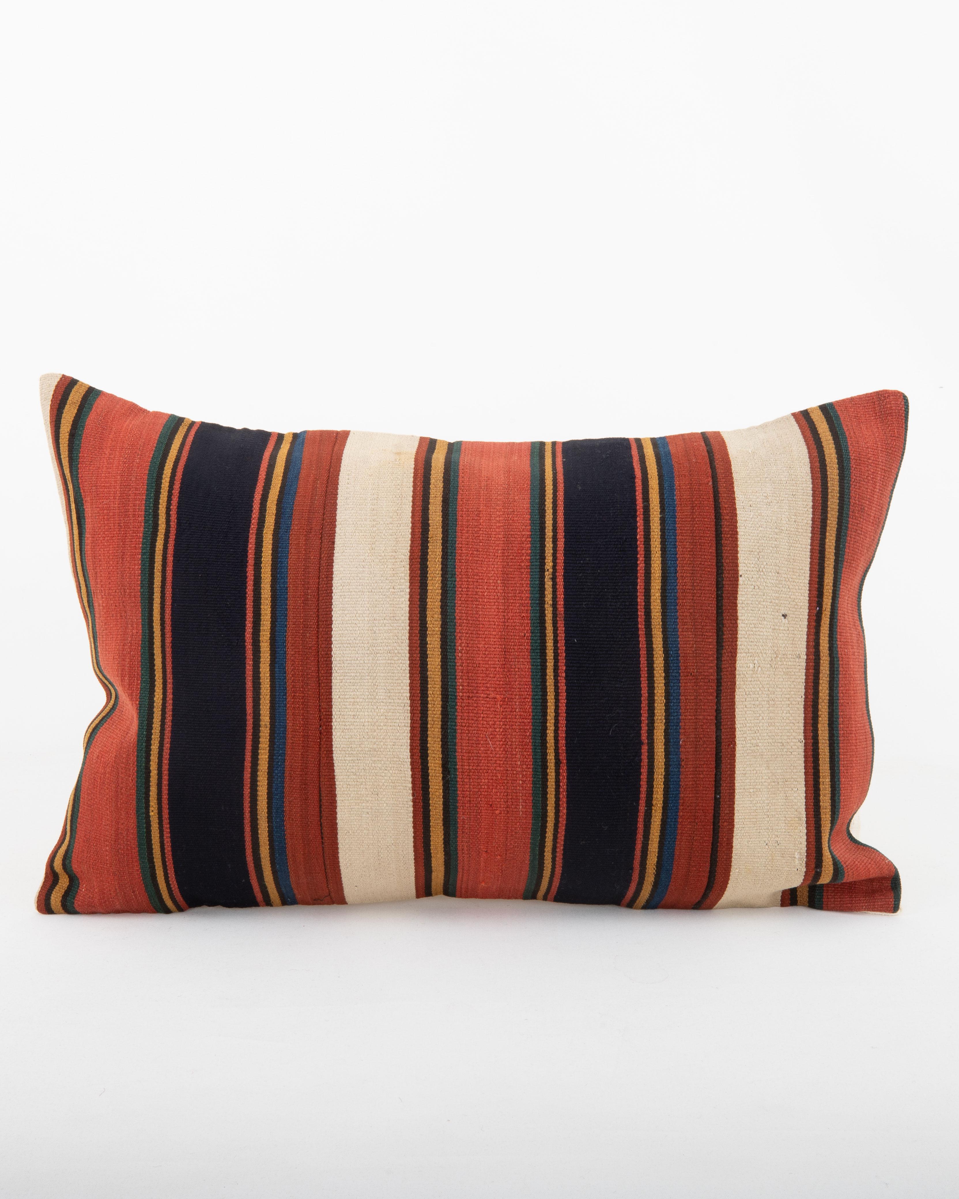 No viene con inserto.
Tejido Vintage a mano en la espalda.
Cierre de cremallera.
Se recomienda limpieza en seco.
