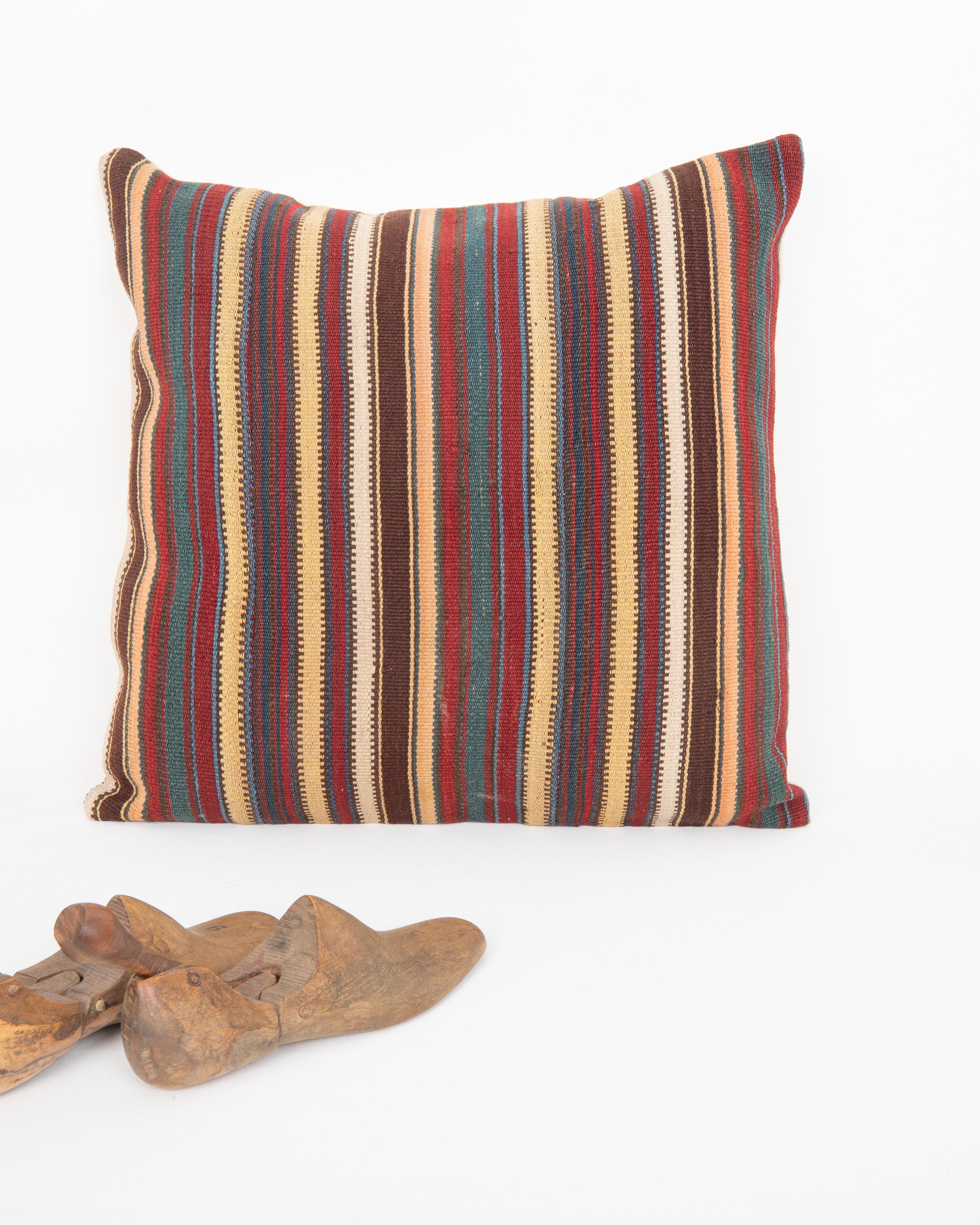 Tessuto a mano Cuscino antico in lana Jajim / kilim a righe, Caucaso in vendita