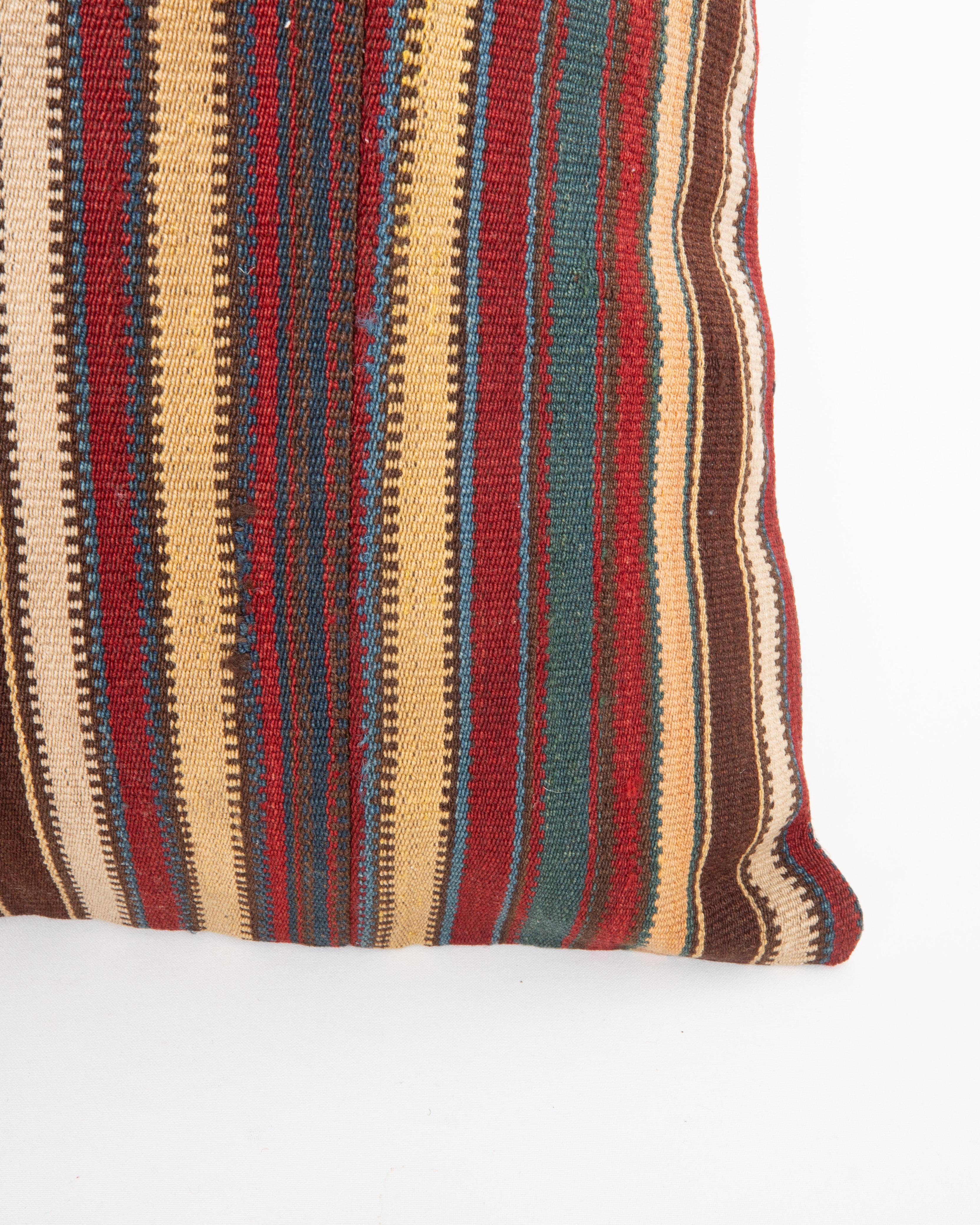 Tessuto a mano Cuscino antico in lana Jajim / kilim a righe, Caucaso in vendita