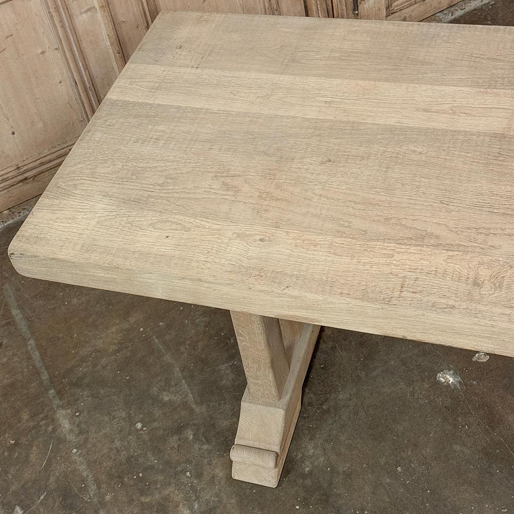Ancienne table à tréteaux européenne rustique en chêne rayé ~ Table de salle à manger en vente 9
