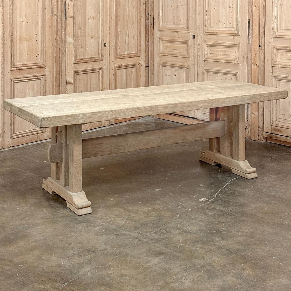 Antique Stripped Oak Rustic European Trestle Table ~ La table à manger a été littéralement conçue pour durer des siècles !  Fabriqué à la main en chêne blanc ancien, épais et dense, le plateau est constitué de planches si épaisses qu'un tablier de