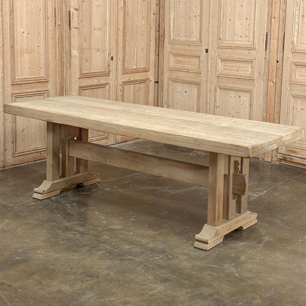 Belge Ancienne table à tréteaux européenne rustique en chêne rayé ~ Table de salle à manger en vente