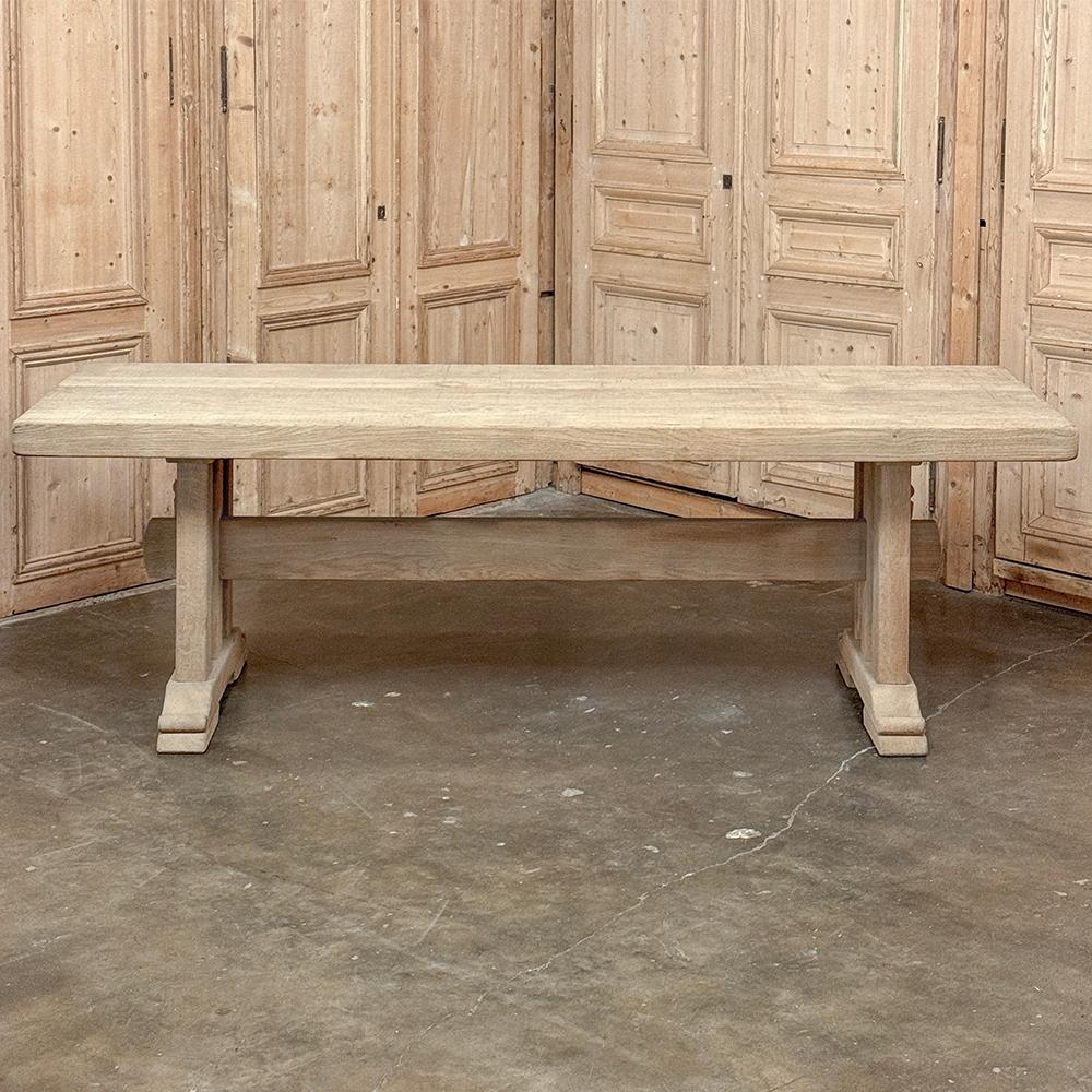 Fait main Ancienne table à tréteaux européenne rustique en chêne rayé ~ Table de salle à manger en vente