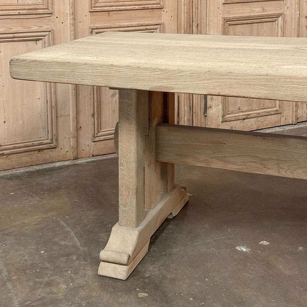 20ième siècle Ancienne table à tréteaux européenne rustique en chêne rayé ~ Table de salle à manger en vente