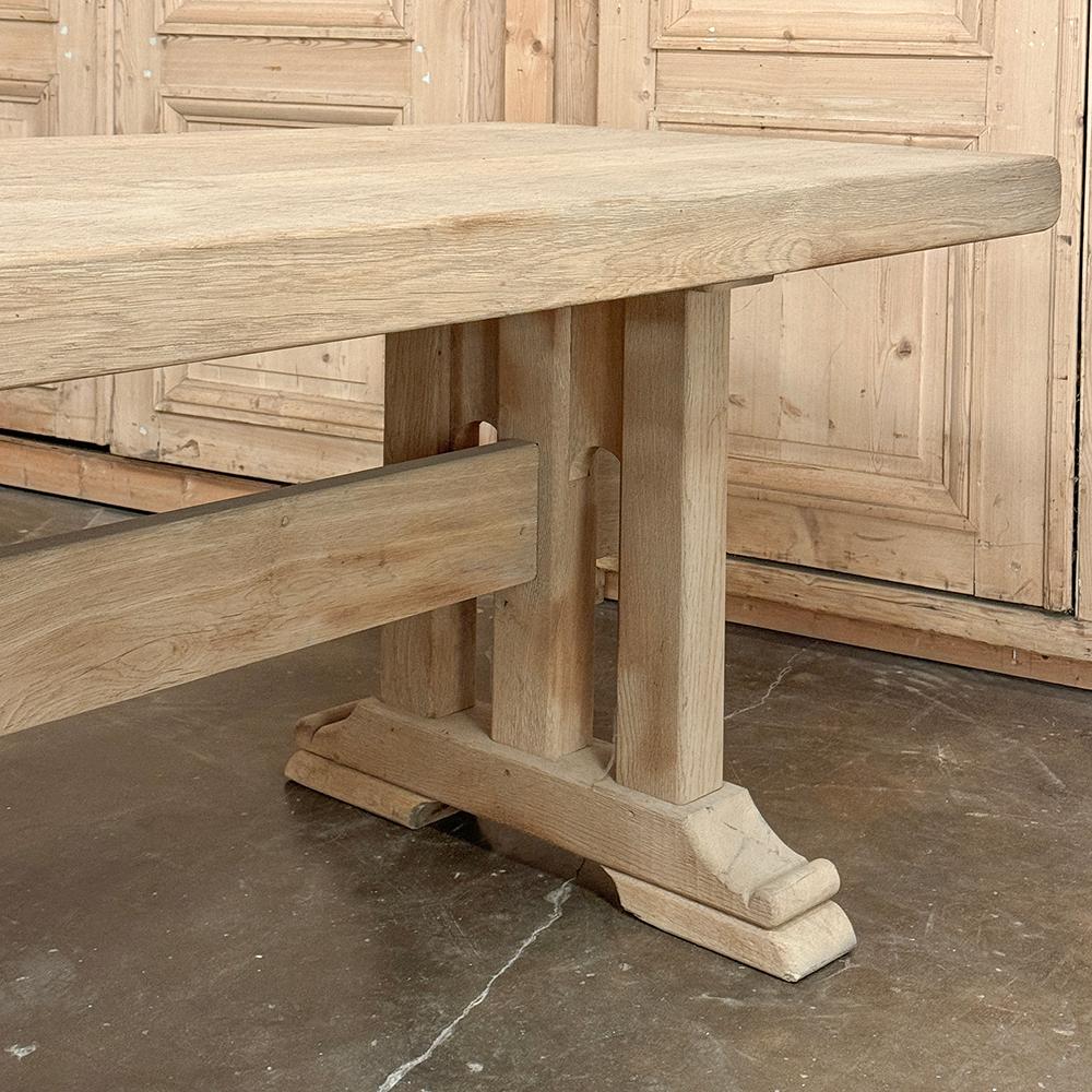 Ancienne table à tréteaux européenne rustique en chêne rayé ~ Table de salle à manger en vente 1