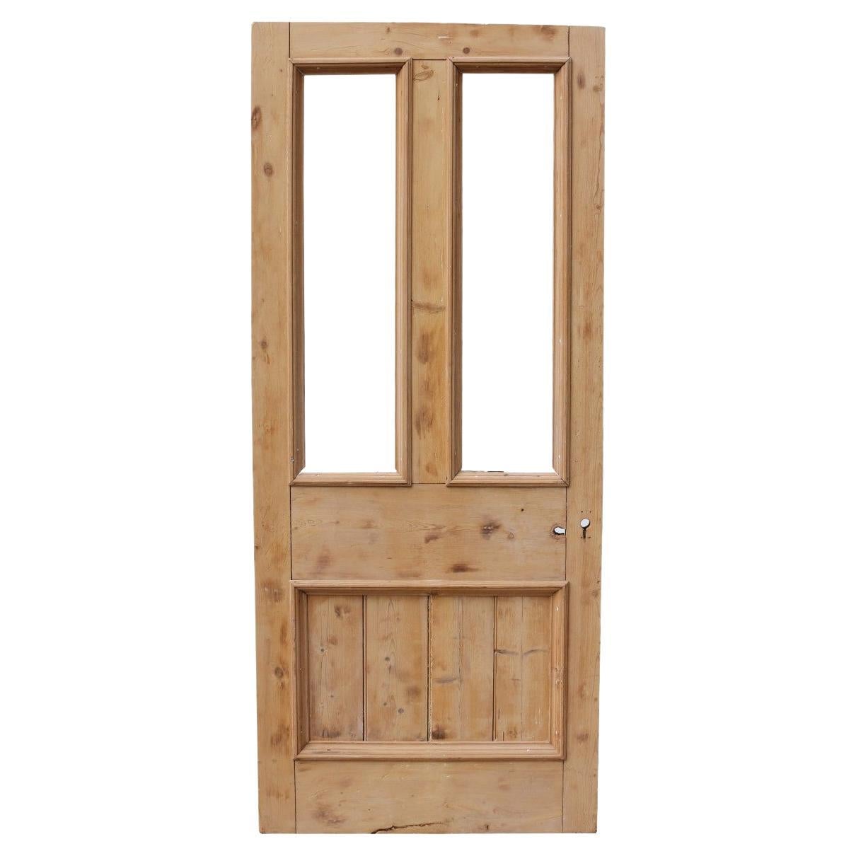 Antike Tür aus gestreiftem Kiefernholz