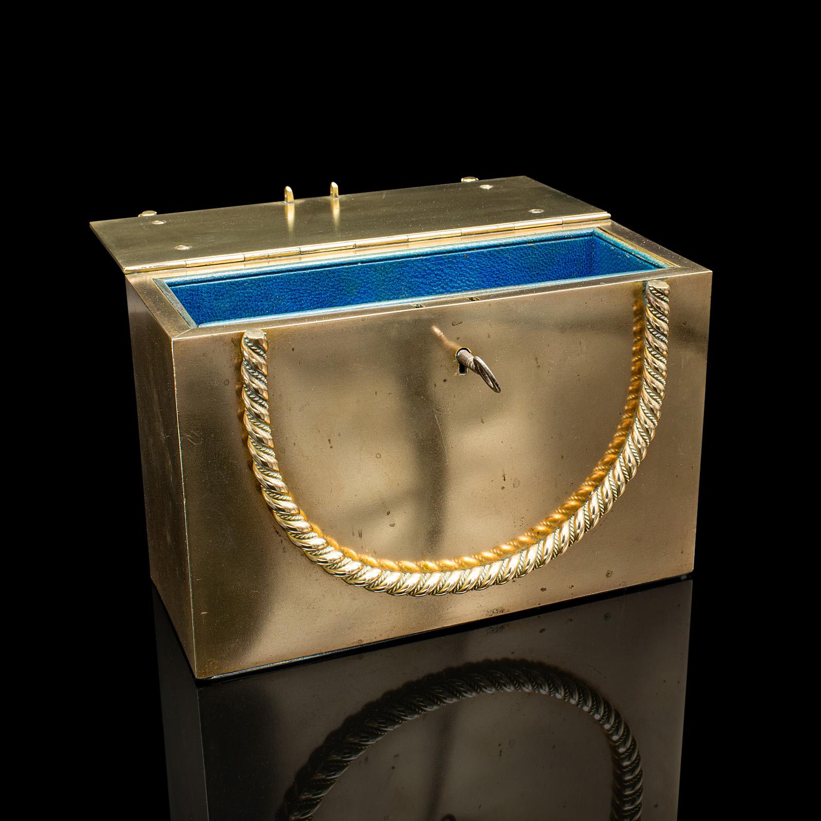 
Se trata de una caja fuerte antigua. Maletín inglés de latón y bronce para cartas secretas u objetos de valor, de la época de la Regencia, hacia 1820.

Atractiva caja pulida con un inusual y distintivo motivo de trenza de cuerda
Muestra una
