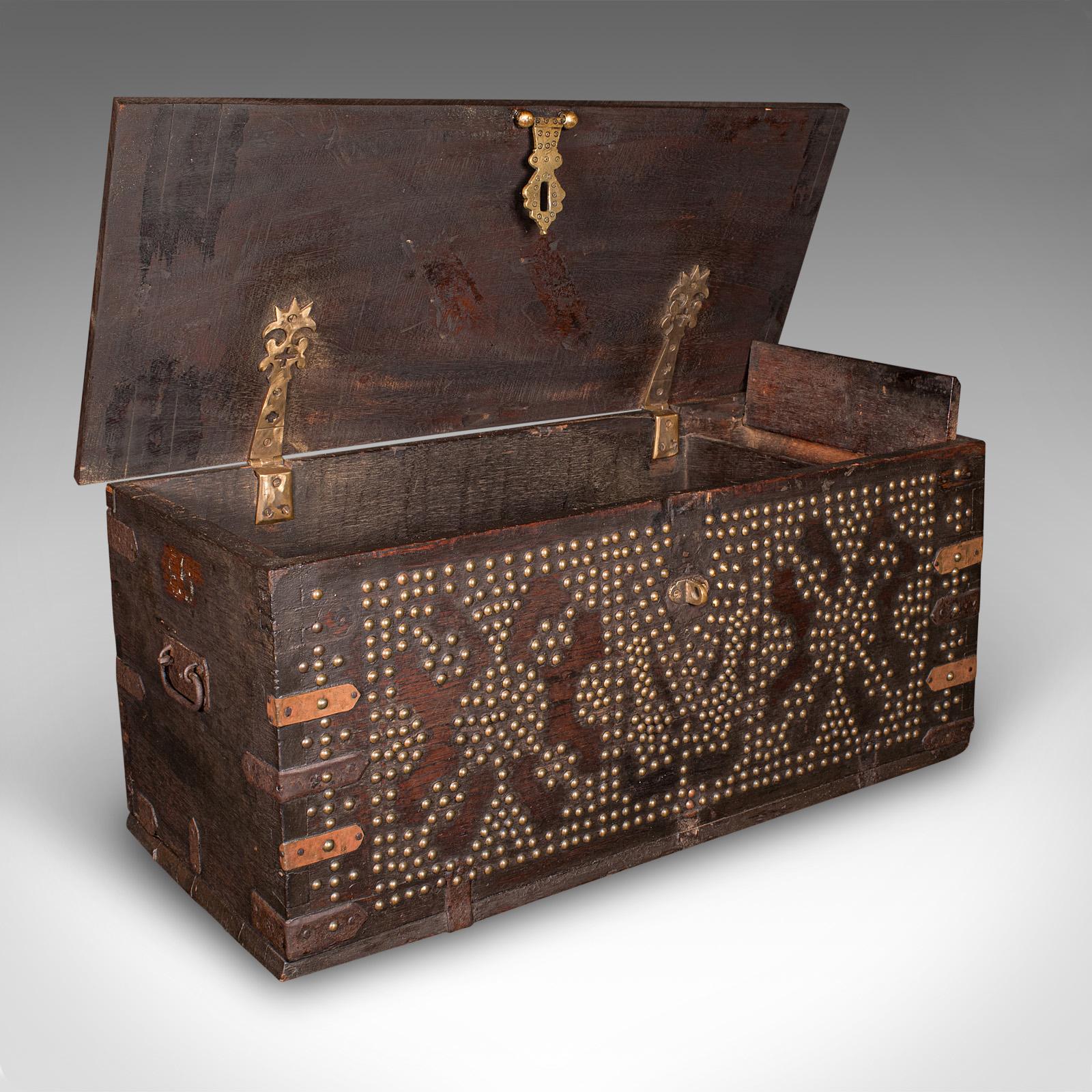 Se trata de un arcón antiguo de Zanzíbar con tachuelas. Baúl de carruaje africano, de caoba y decorado con latón, de principios de la época victoriana, hacia 1850. Un buen ejemplo de la vajilla de viaje del siglo XIX, que ofrece una forma llamativa