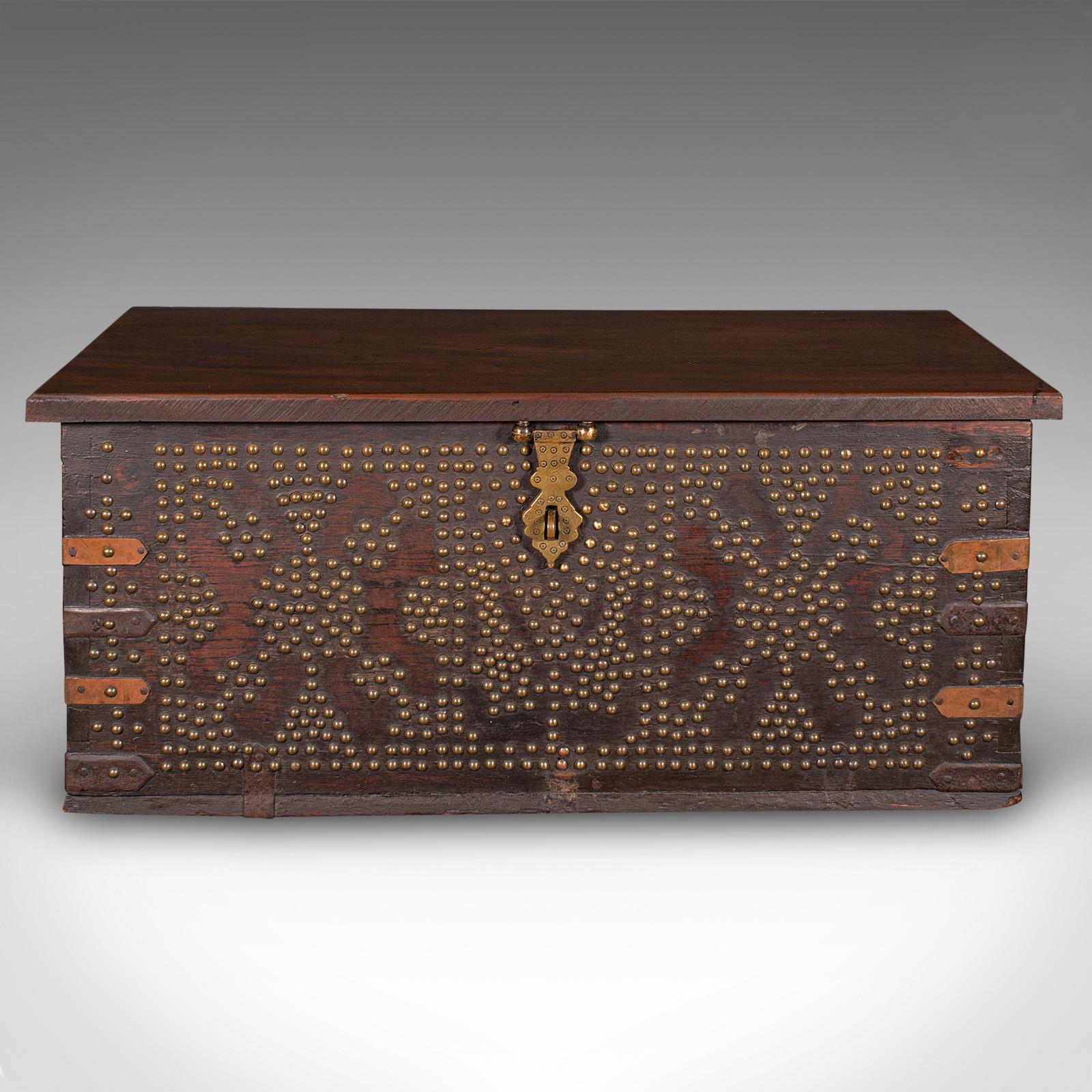Antiguo Baúl Zanzíbar Tachonado, Africano, Baúl de Carruaje, Victoriano, Circa 1850 Tribal en venta