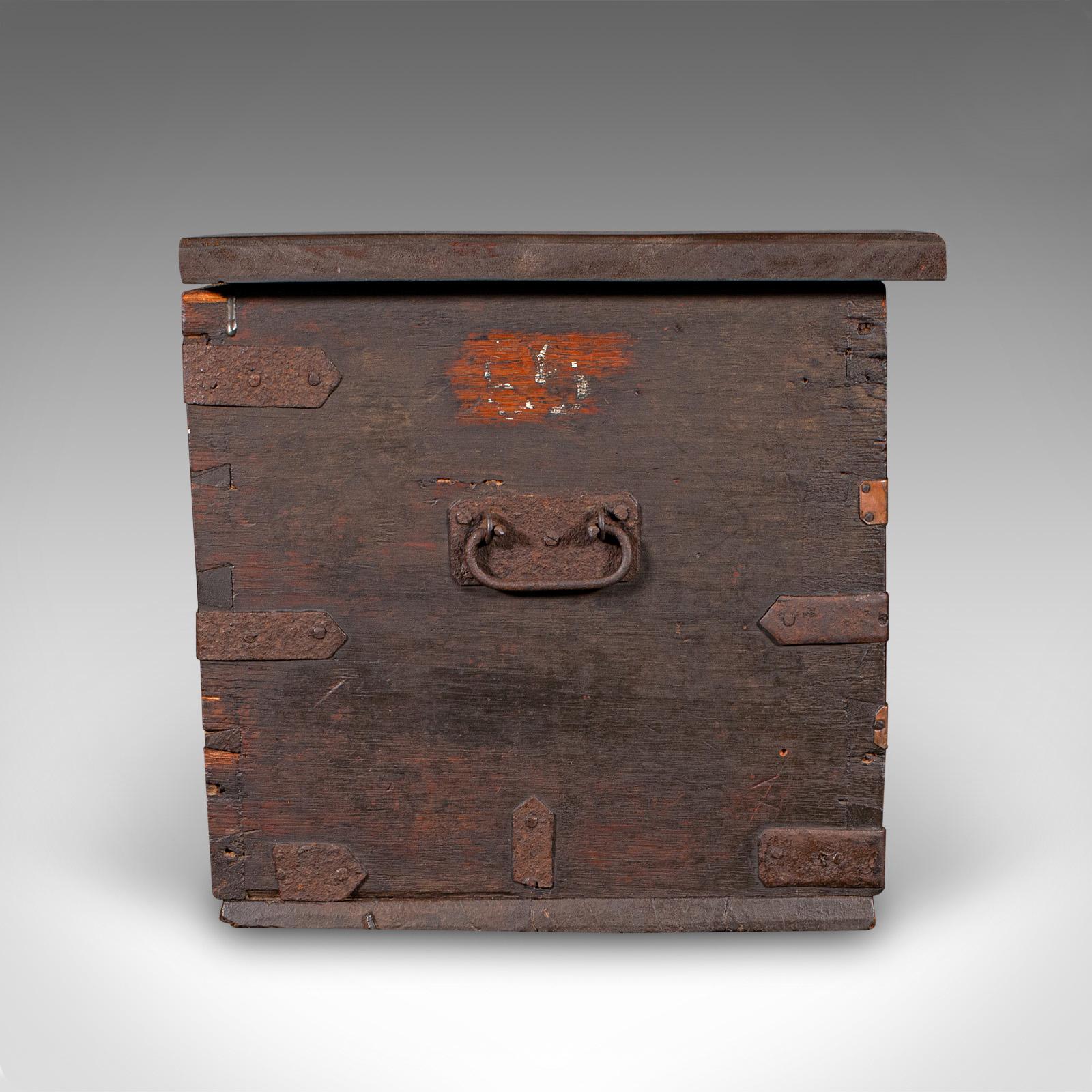 Antiguo Baúl Zanzíbar Tachonado, Africano, Baúl de Carruaje, Victoriano, Circa 1850 Zanzibarí en venta