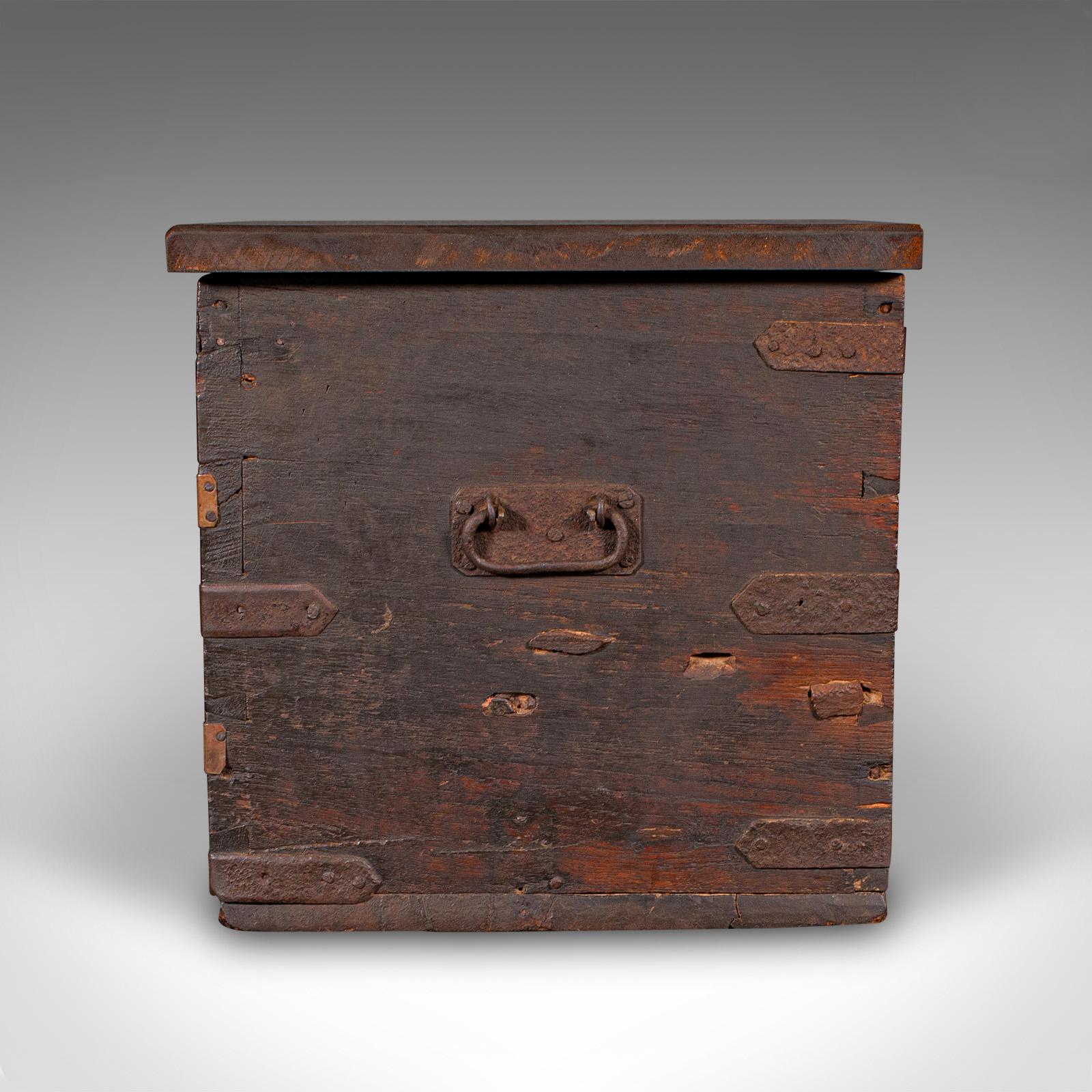 Antiguo Baúl Zanzíbar Tachonado, Africano, Baúl de Carruaje, Victoriano, Circa 1850 Mediados del siglo XIX en venta