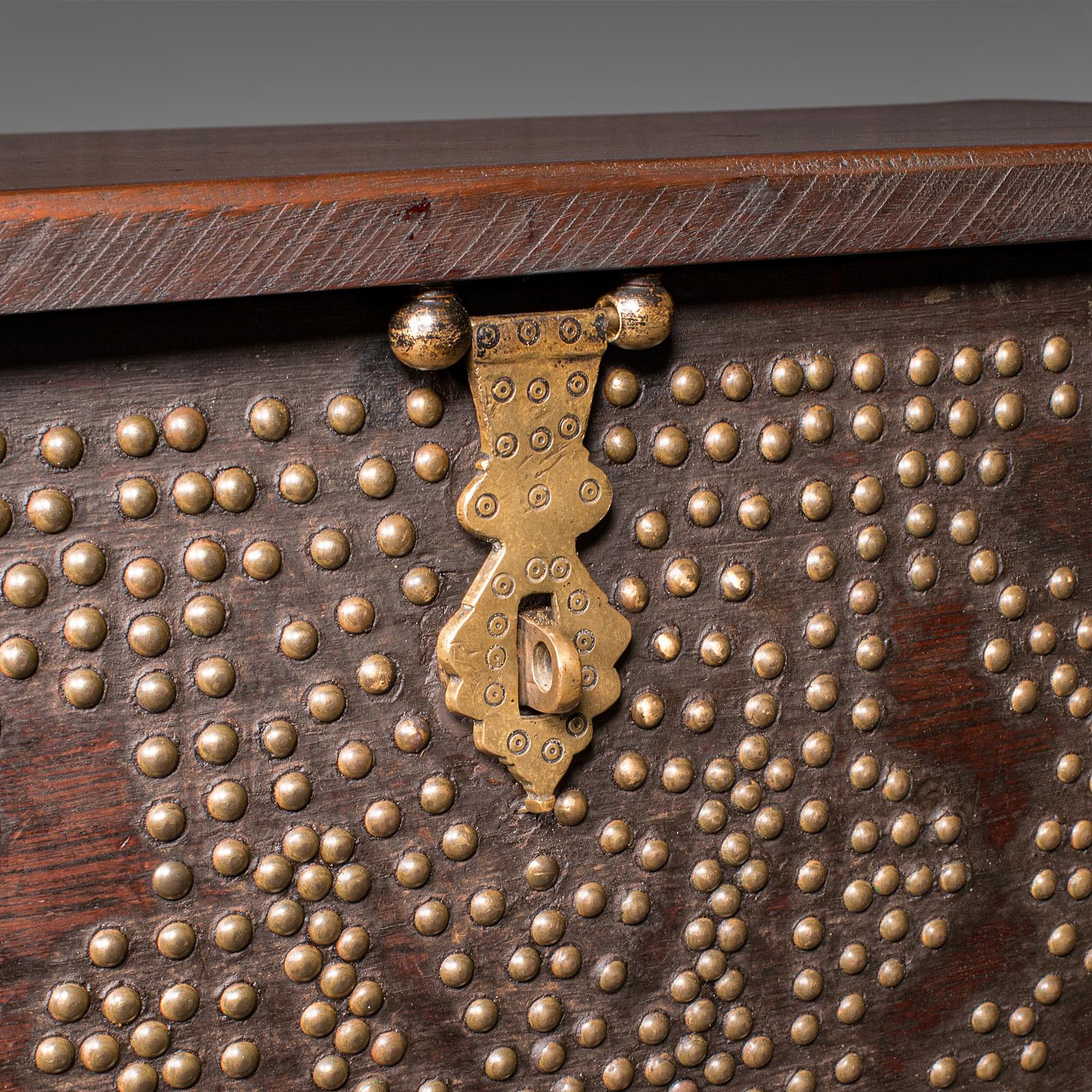 Antiguo Baúl Zanzíbar Tachonado, Africano, Baúl de Carruaje, Victoriano, Circa 1850 en venta 2