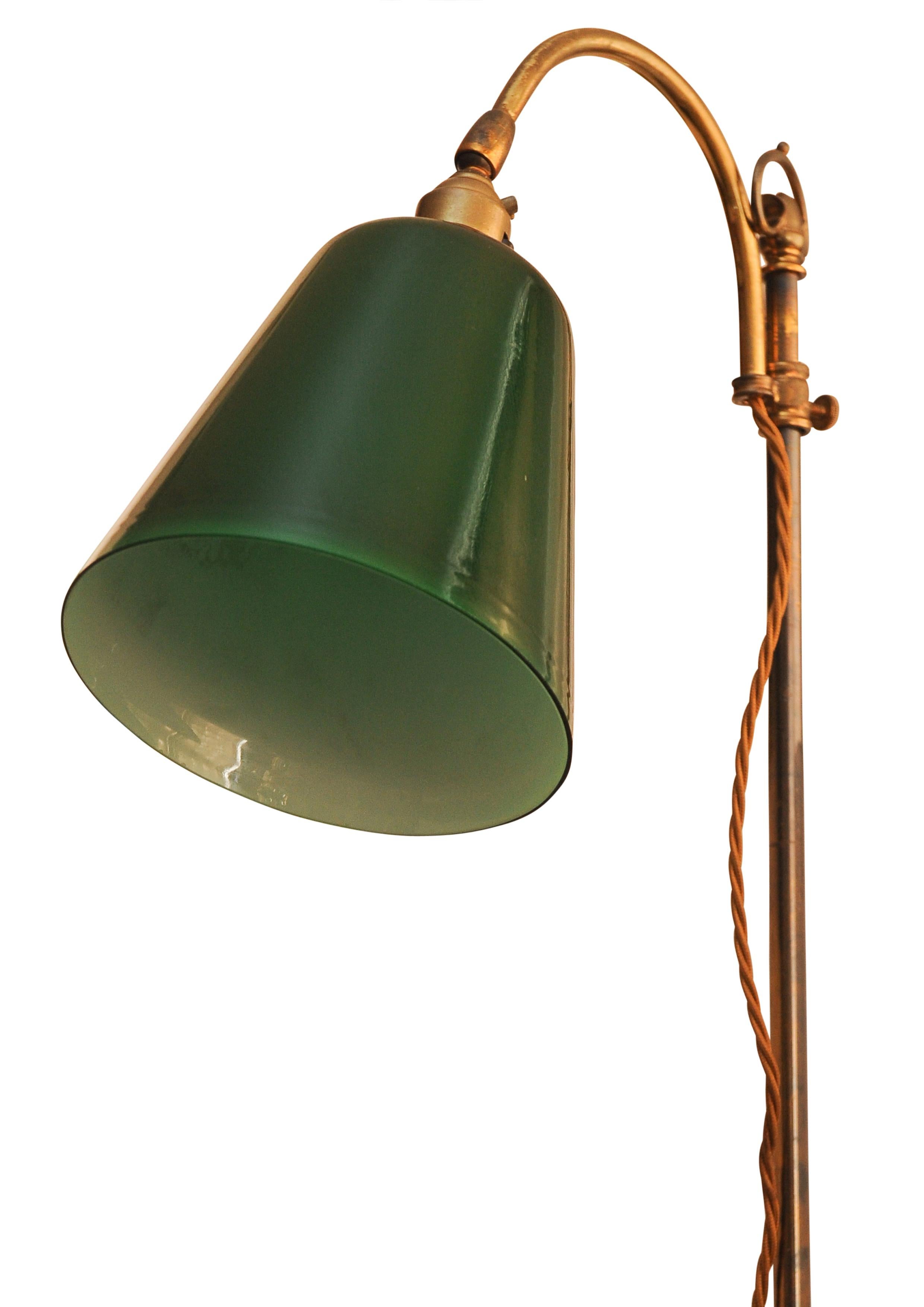 Lampe de bureau ancienne pour étudiant avec abat-jour en verre vert.

L'abat-jour est réglable en hauteur pour offrir différentes positions de lecture. 


