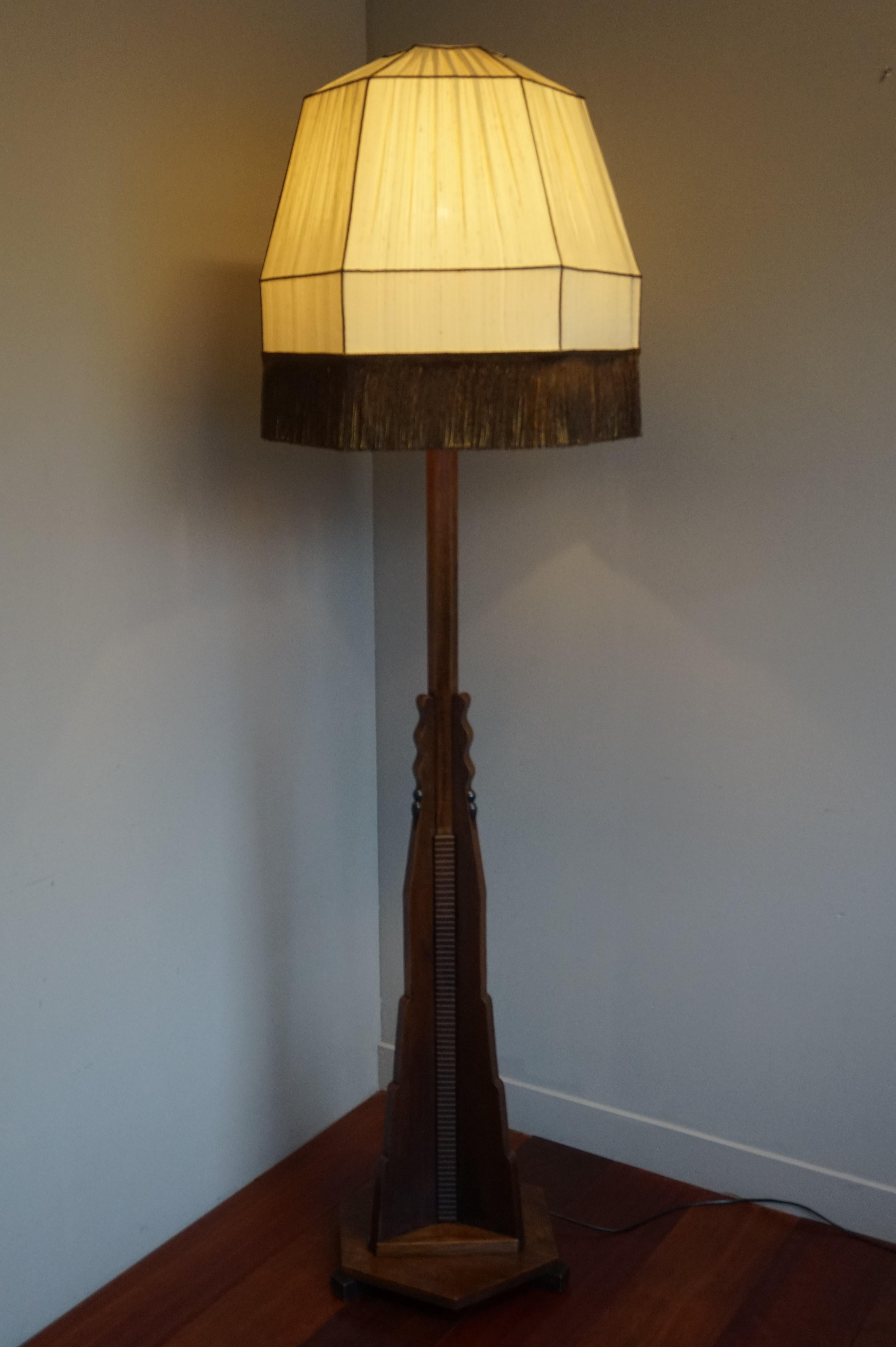 Antique and Stunning Arts & Crafts Floor Lamp Solid Oak with Perfect Silky Shade In Good Condition In Lisse, NL