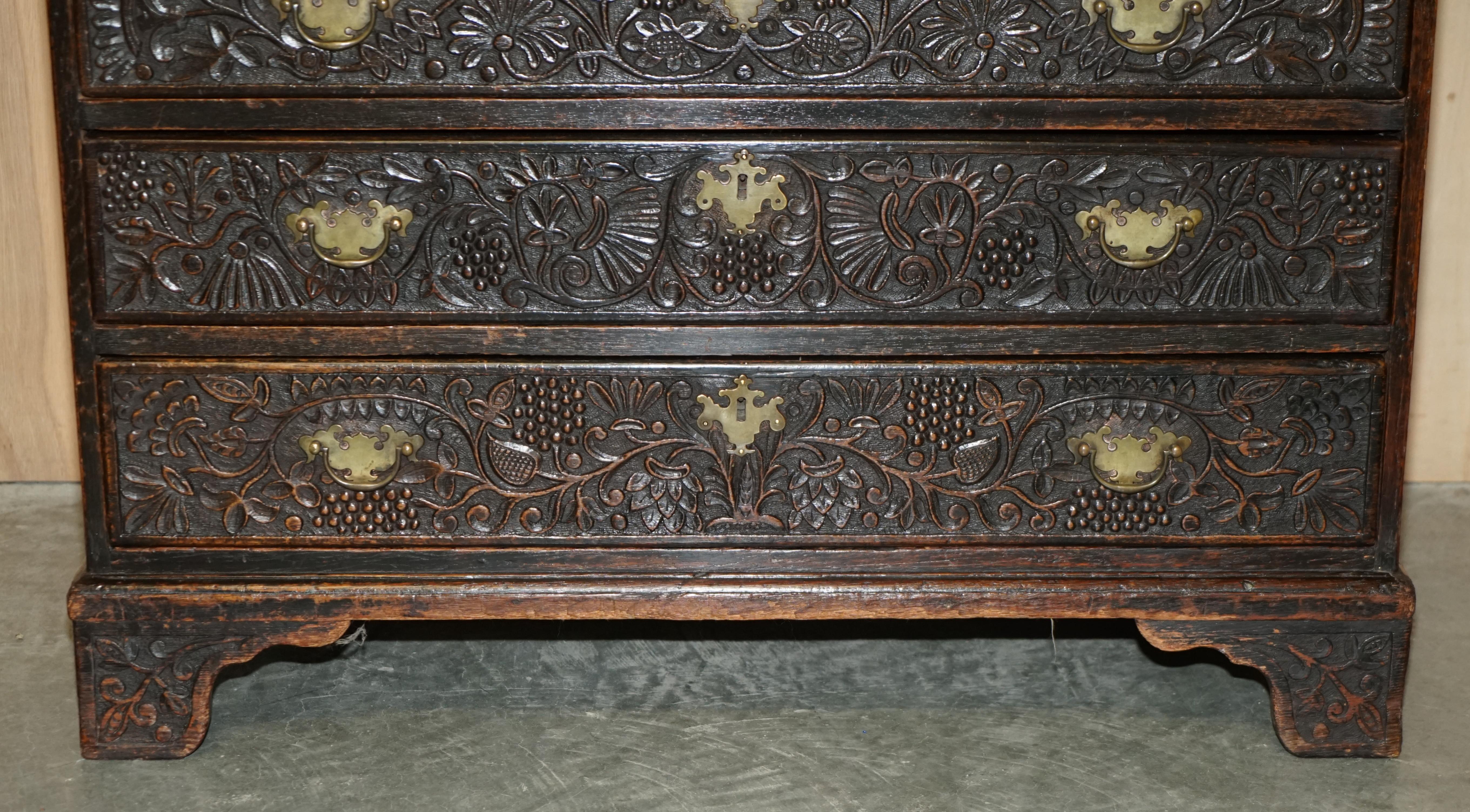 ANTIQUE STUNNING CIRCA 1780 JACOBEAN HAND CARVED BUREAU DESK WiTH HUNTING SCENE (Handgeschnitzt) im Angebot