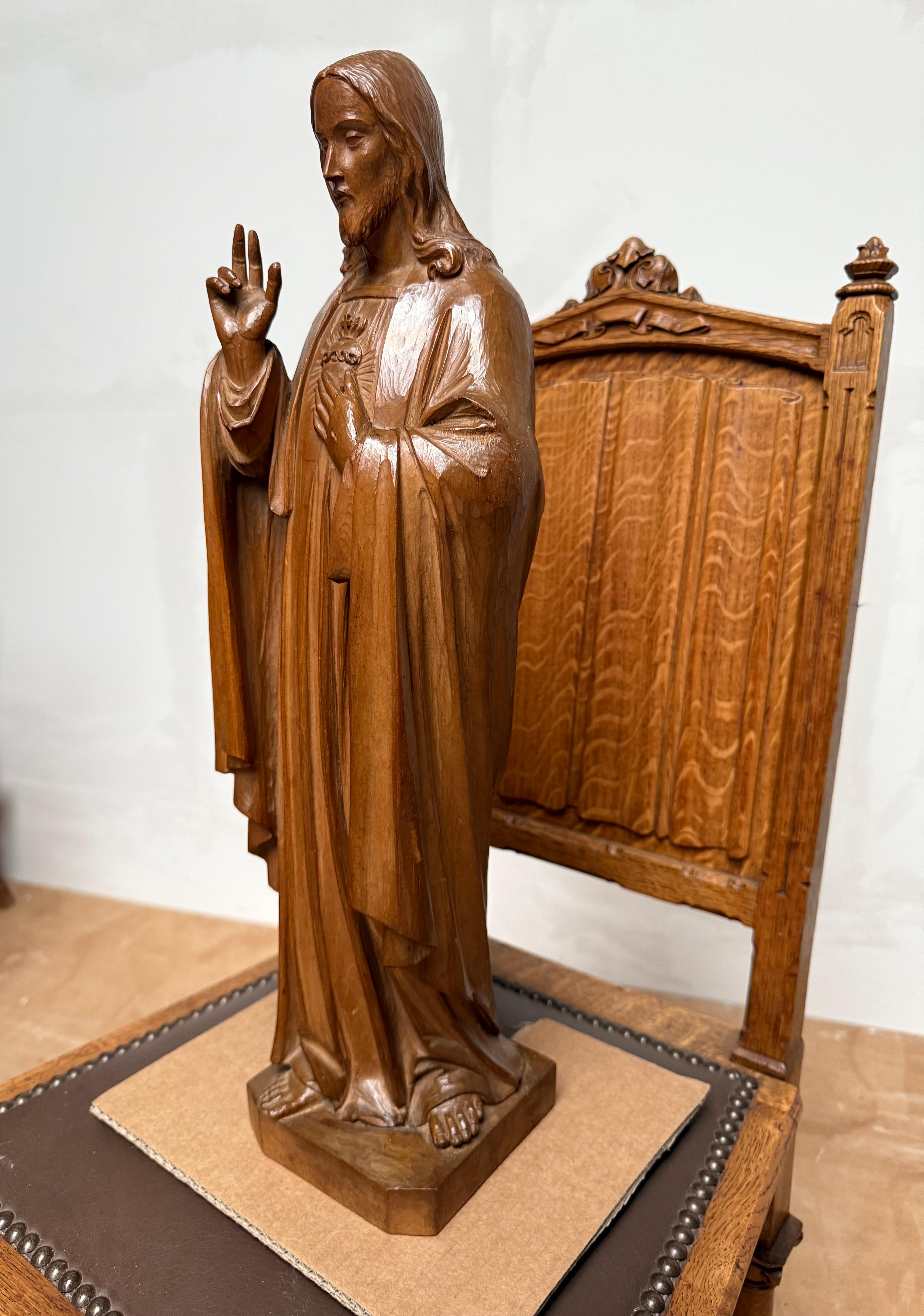 Museumstaugliches und aussagekräftiges Werk der religiösen Kunst.

Diese wunderschön handgeschnitzte und großformatige Herz-Jesu-Statue ist ein weiterer unserer letzten großen Funde. Unserer Meinung nach ist es dem Bildhauer perfekt gelungen, sowohl