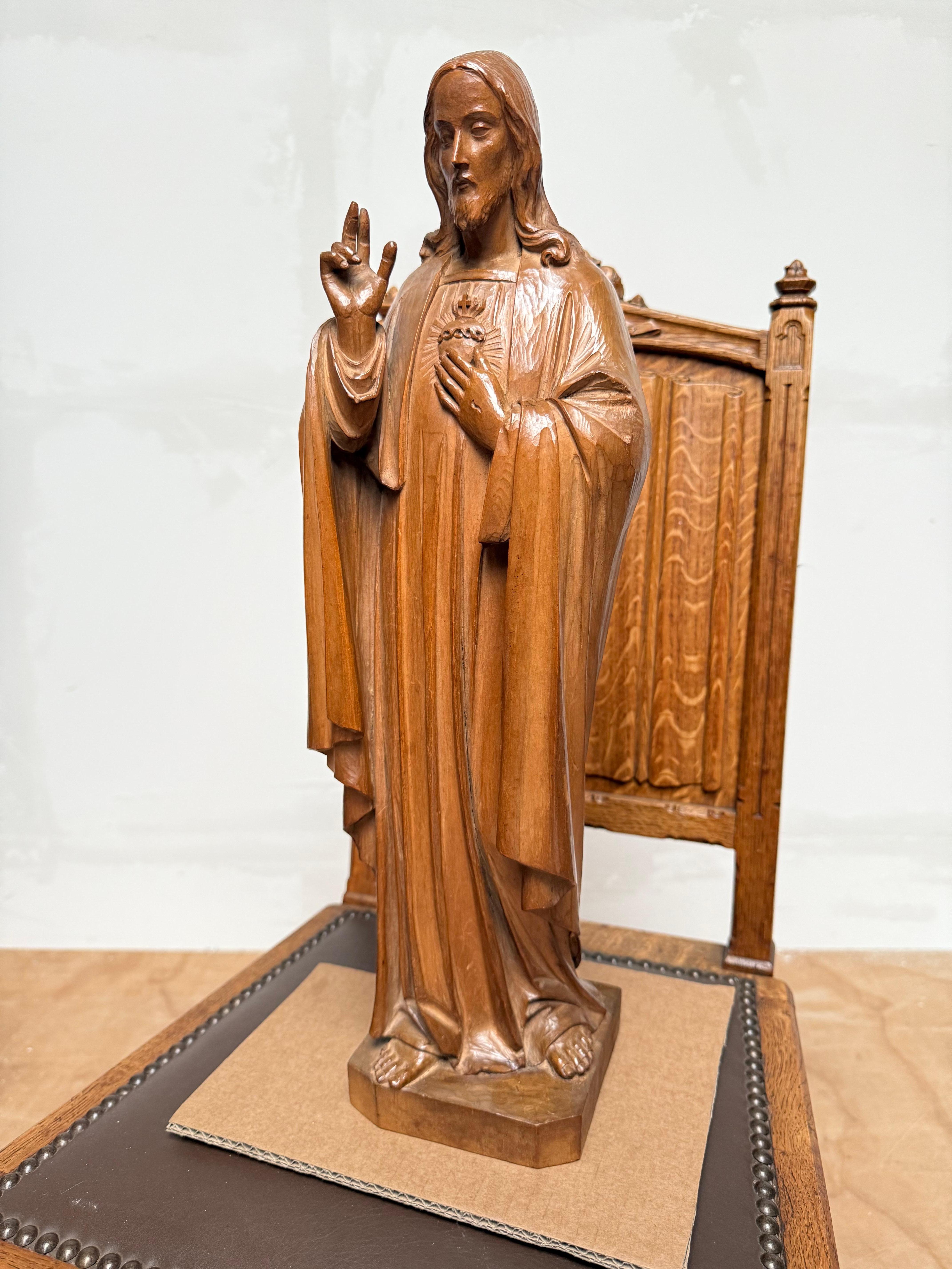 Antike und atemberaubende, handgeschnitzte Skulptur des heiligen Herzens Christi aus Holz von Geldorp (Arts and Crafts) im Angebot