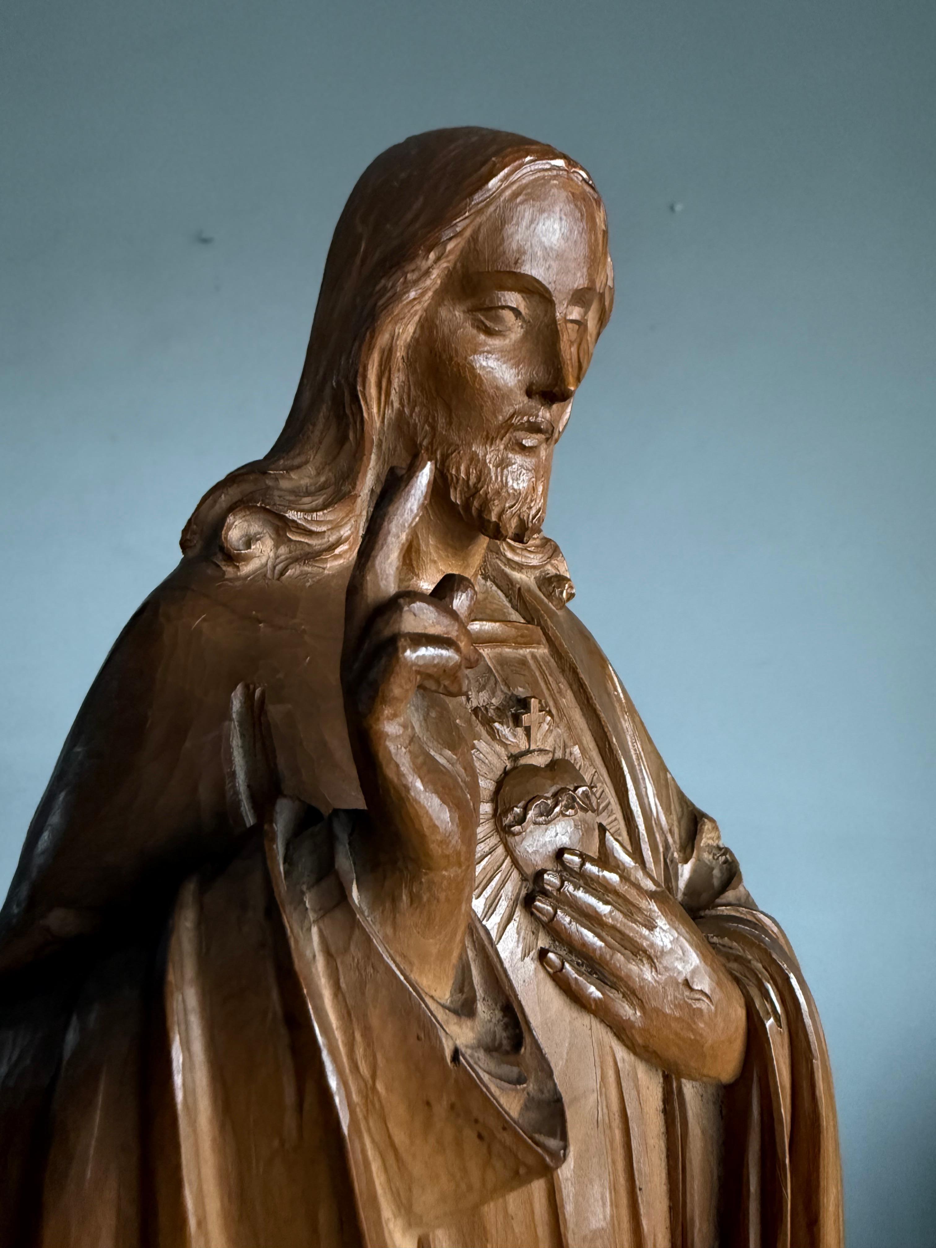Antike und atemberaubende, handgeschnitzte Skulptur des heiligen Herzens Christi aus Holz von Geldorp (Niederländisch) im Angebot