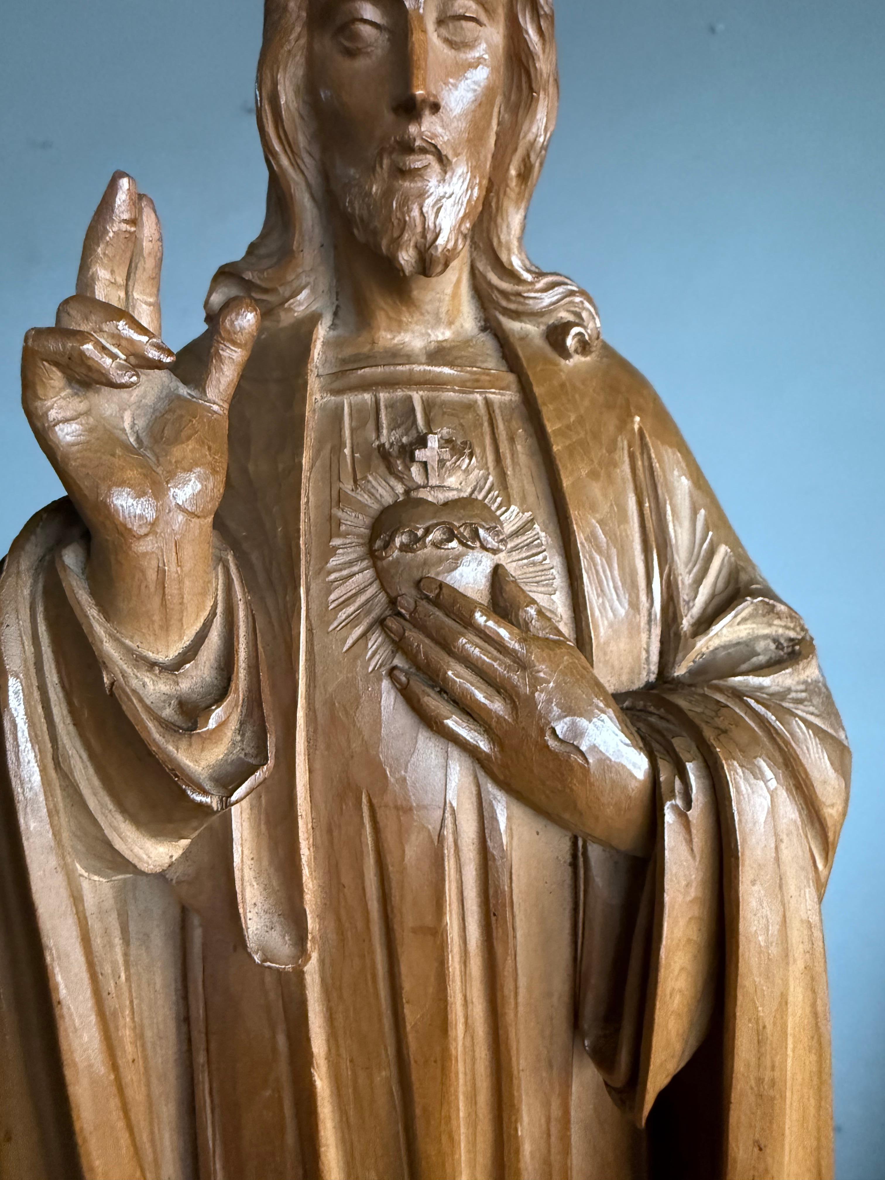 Antike und atemberaubende, handgeschnitzte Skulptur des heiligen Herzens Christi aus Holz von Geldorp (Handgeschnitzt) im Angebot