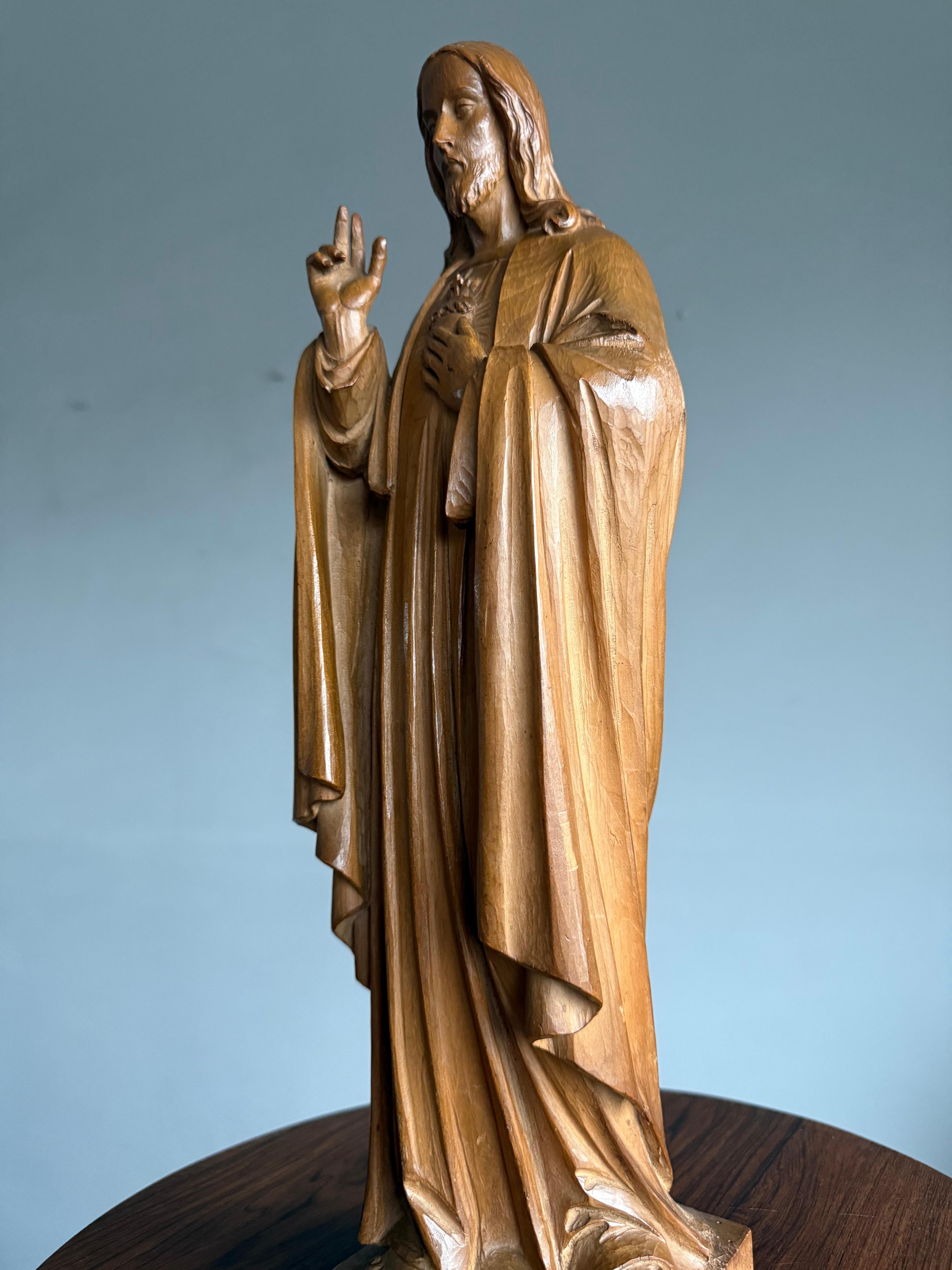 Antike und atemberaubende, handgeschnitzte Skulptur des heiligen Herzens Christi aus Holz von Geldorp (Buchenholz) im Angebot