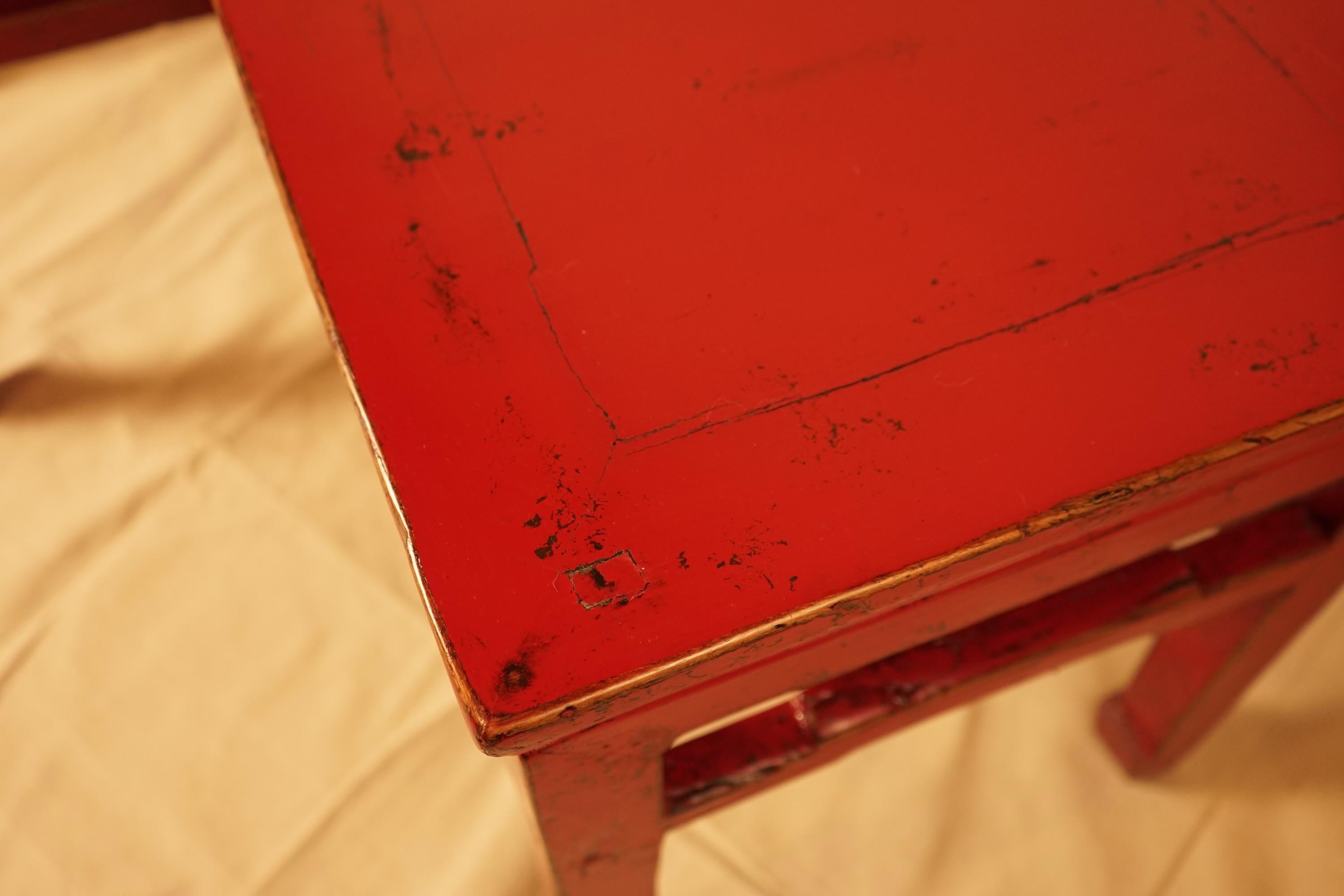 Superbe paire de tables d'appoint anciennes en laque rouge de Chine, avec une magnifique patine vieillie et un style asiatique classique.