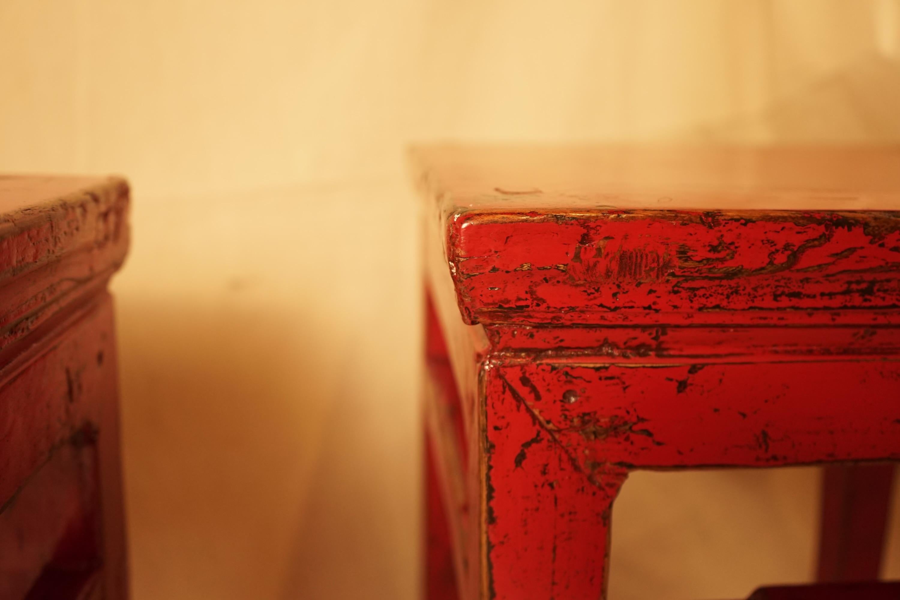 Exportation chinoise Superbe paire de tables d'appoint anciennes rouges en laque chinoise en vente