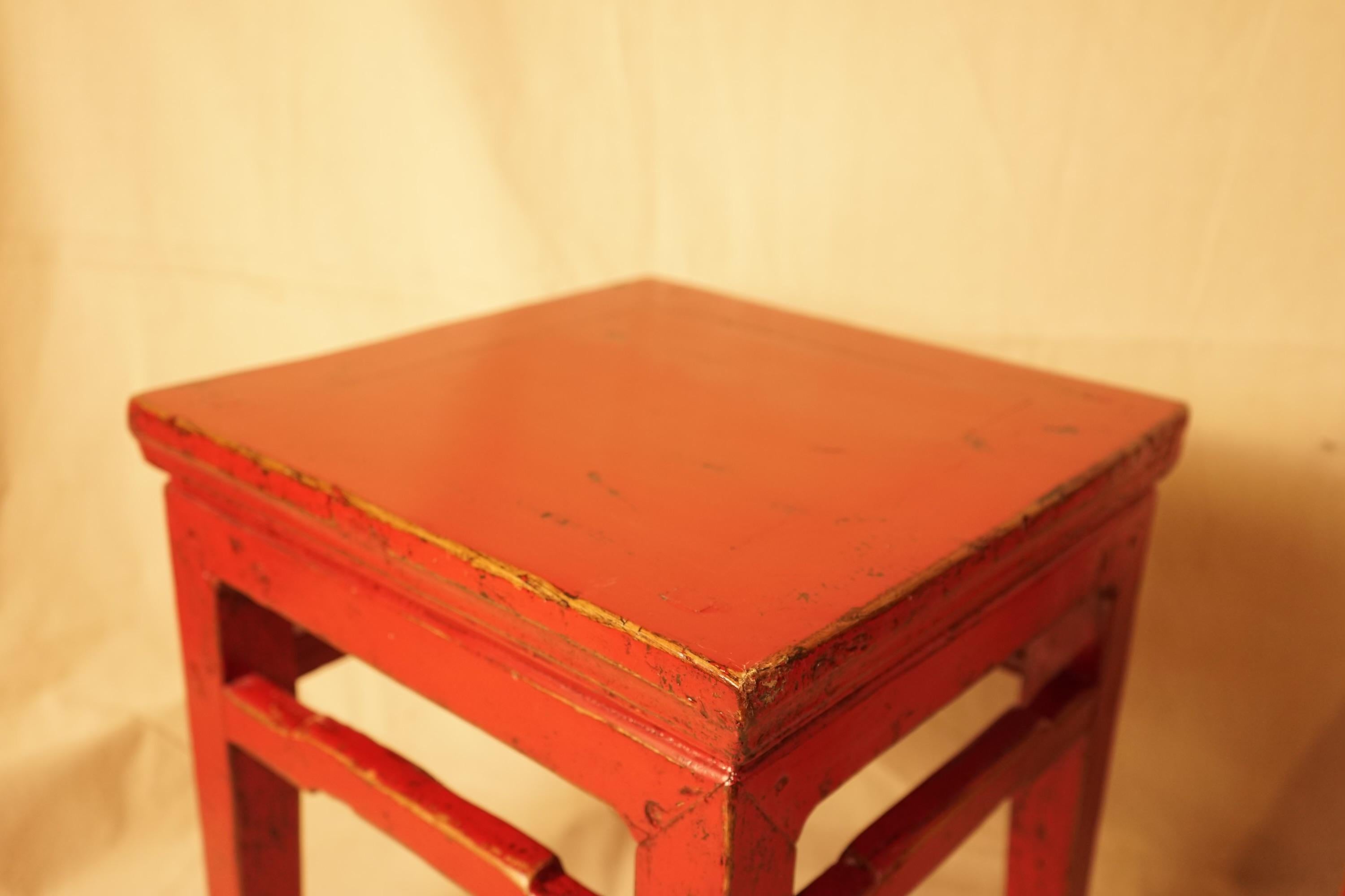 Chinois Superbe paire de tables d'appoint anciennes rouges en laque chinoise en vente