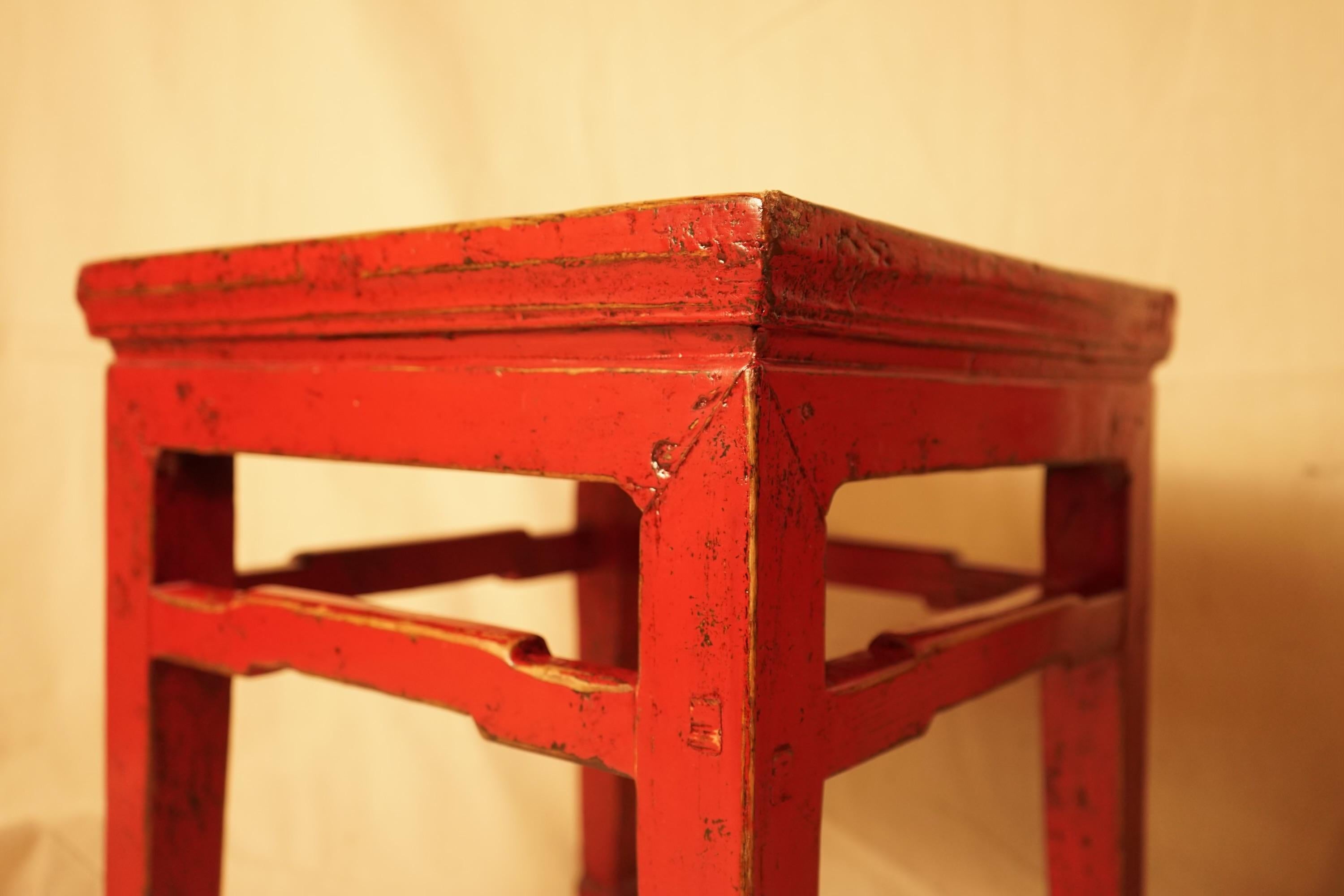 Superbe paire de tables d'appoint anciennes rouges en laque chinoise Bon état - En vente à Hopewell, NJ