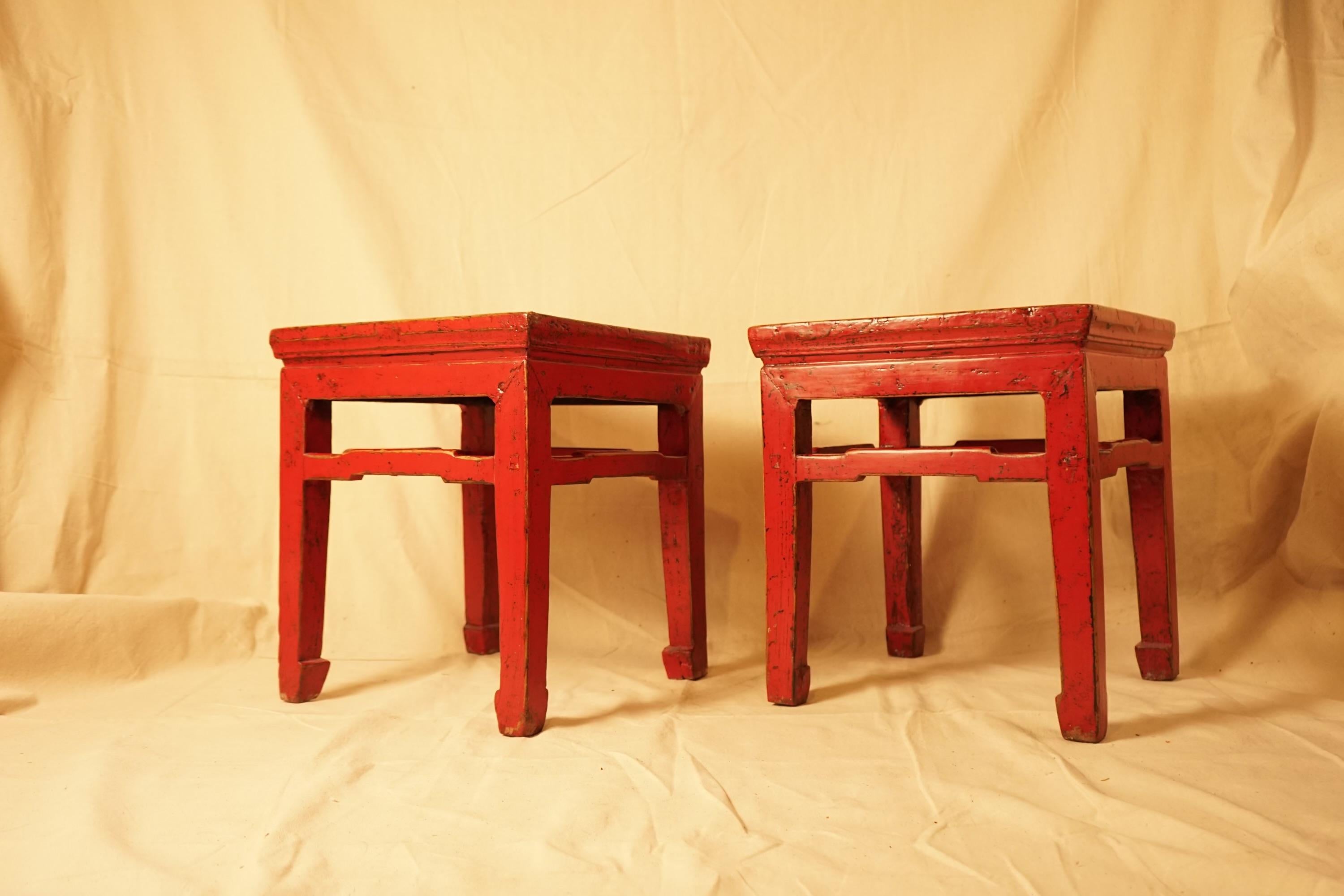 XIXe siècle Superbe paire de tables d'appoint anciennes rouges en laque chinoise en vente