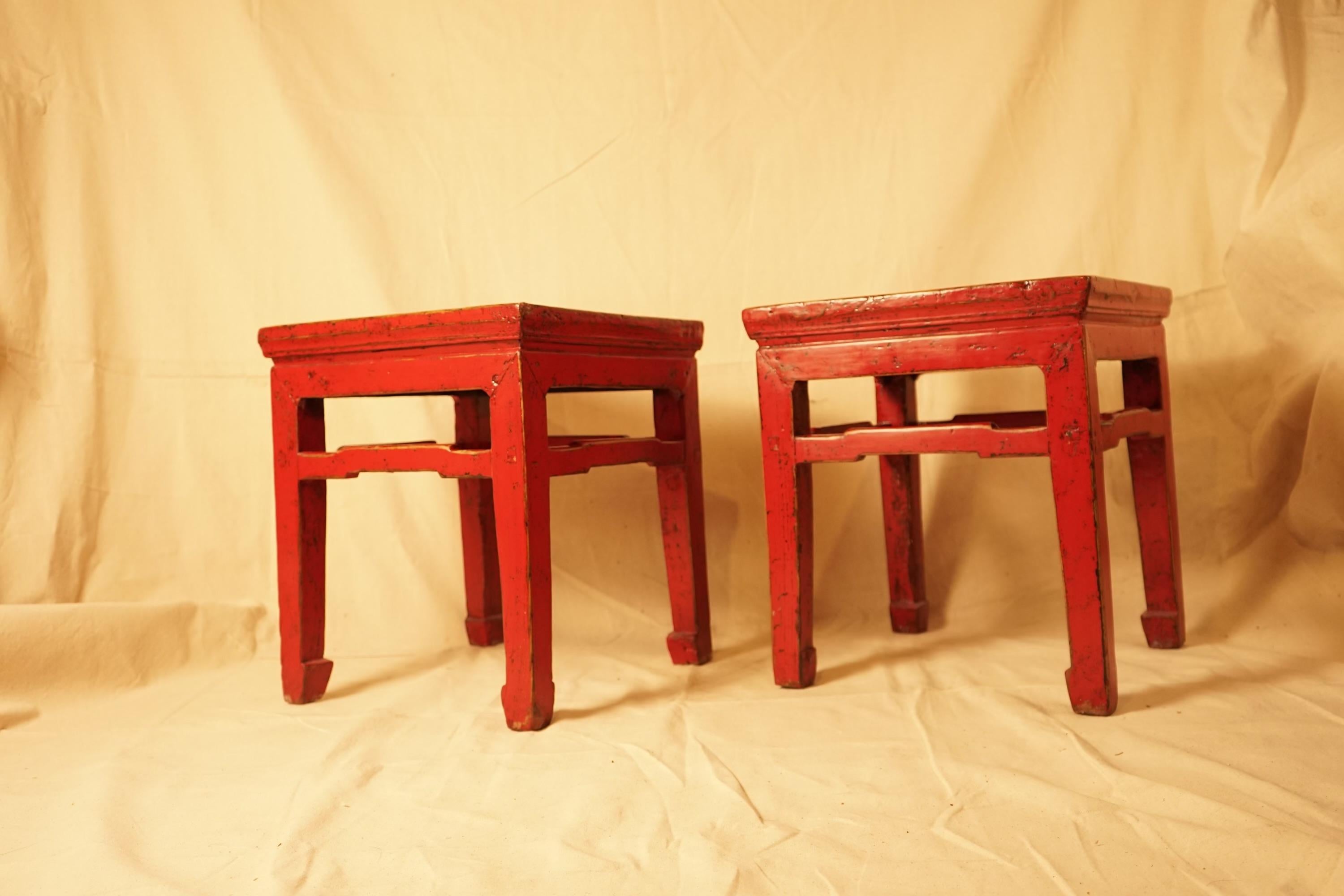 Bois Superbe paire de tables d'appoint anciennes rouges en laque chinoise en vente