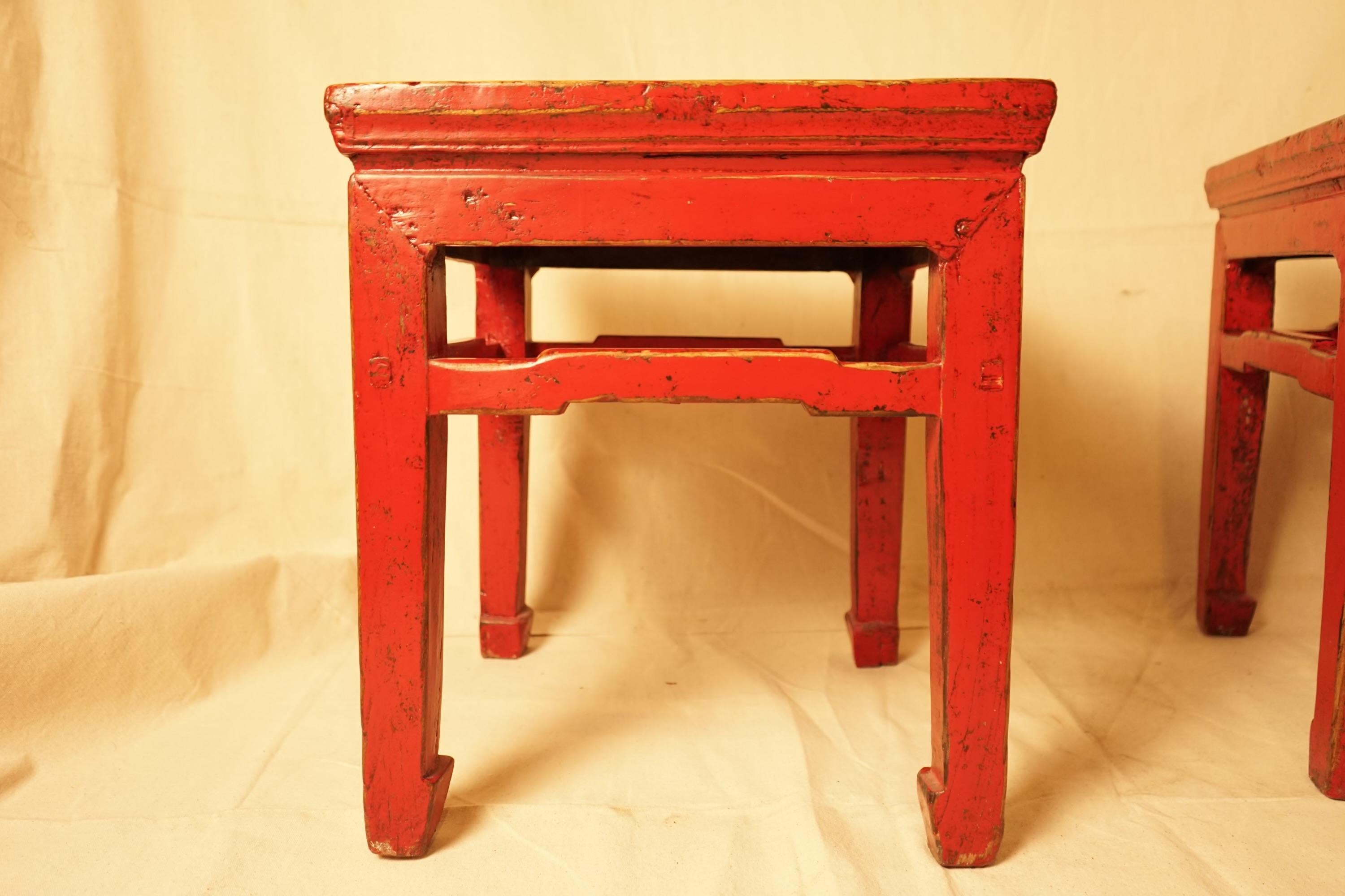 Superbe paire de tables d'appoint anciennes rouges en laque chinoise en vente 1