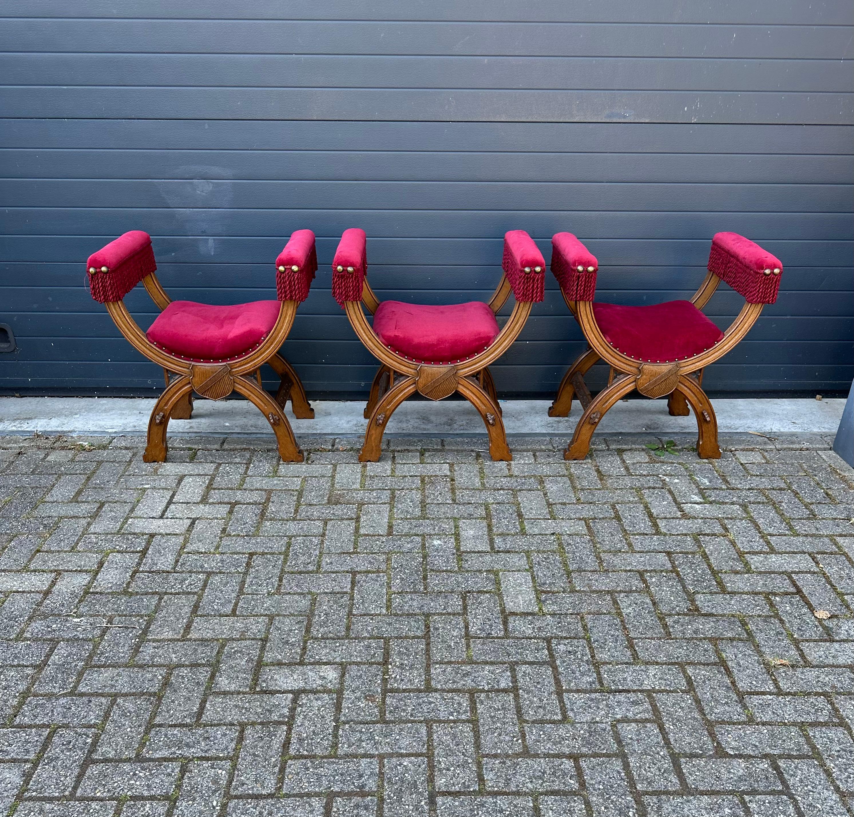 Set di 3 poltrone a curule del XIX secolo in velluto rosso, unico e di alta qualità, intagliato a mano e altamente decorativo - Eleganza rinascimentale.

Questo elegante set di tre poltrone abbinate è un pezzo raro e un vero e proprio pezzo forte